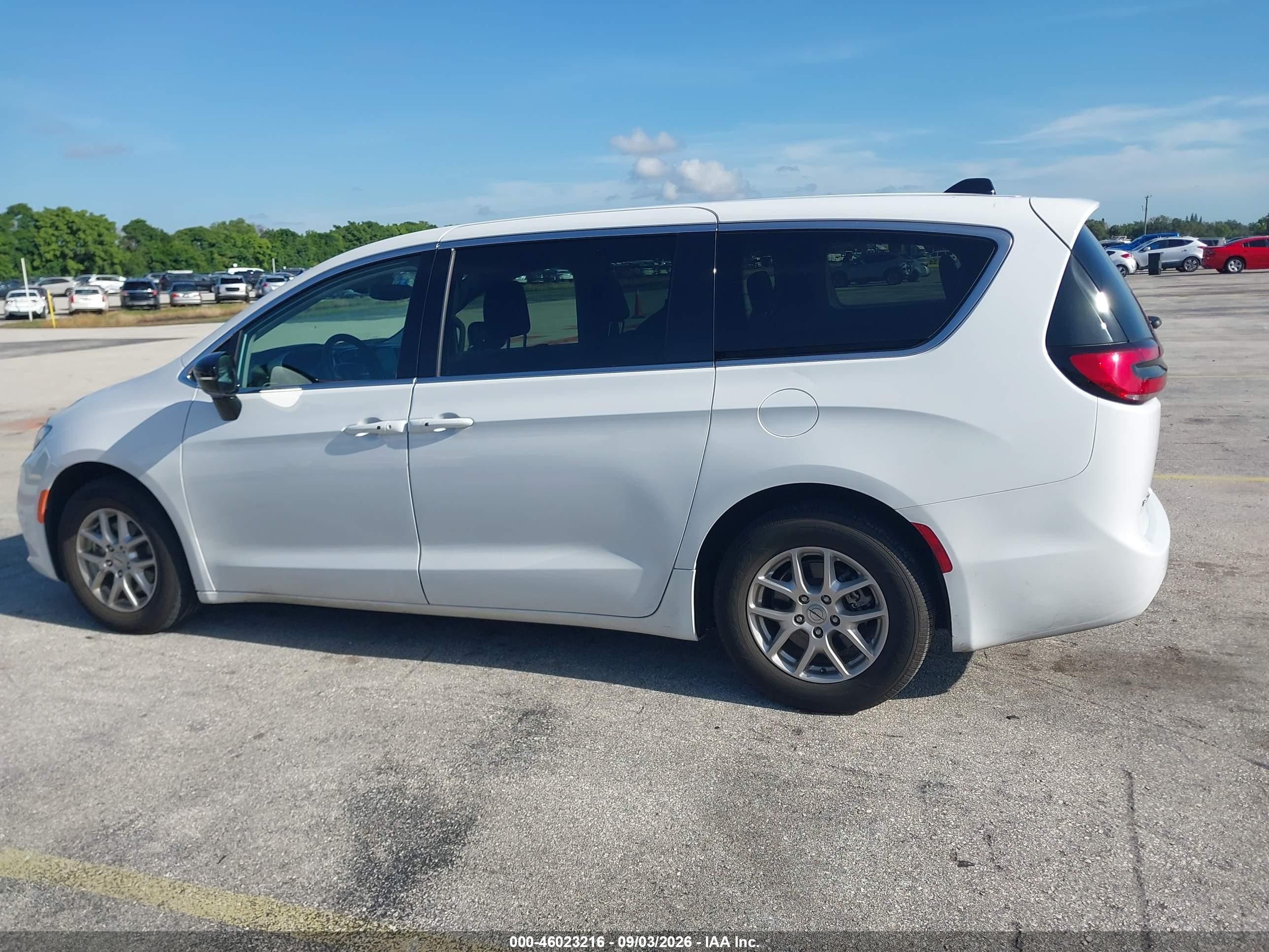 2024 Chrysler Pacifica Touring L Белый vin: 2C4RC1BG4RR149643