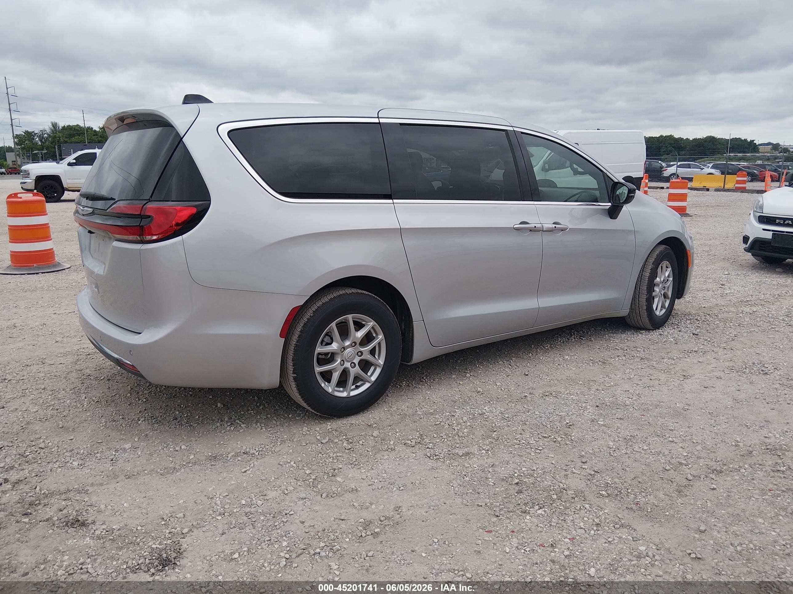 2026 Chrysler Pacifica Select Серебряный vin: 2C4RC1BG4TR268395