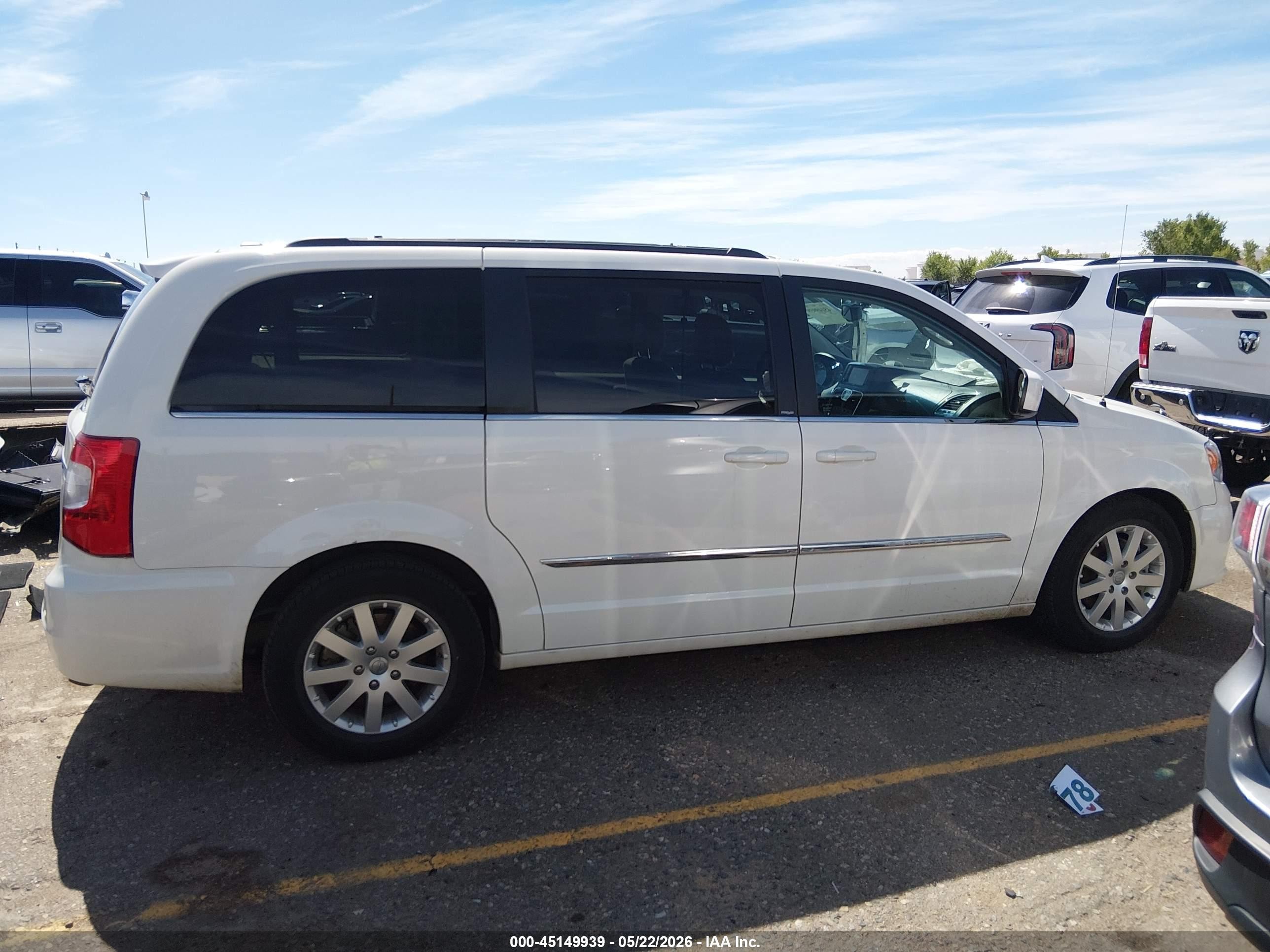 2013 Chrysler Town & Country Touring White vin: 2C4RC1BG5DR510886
