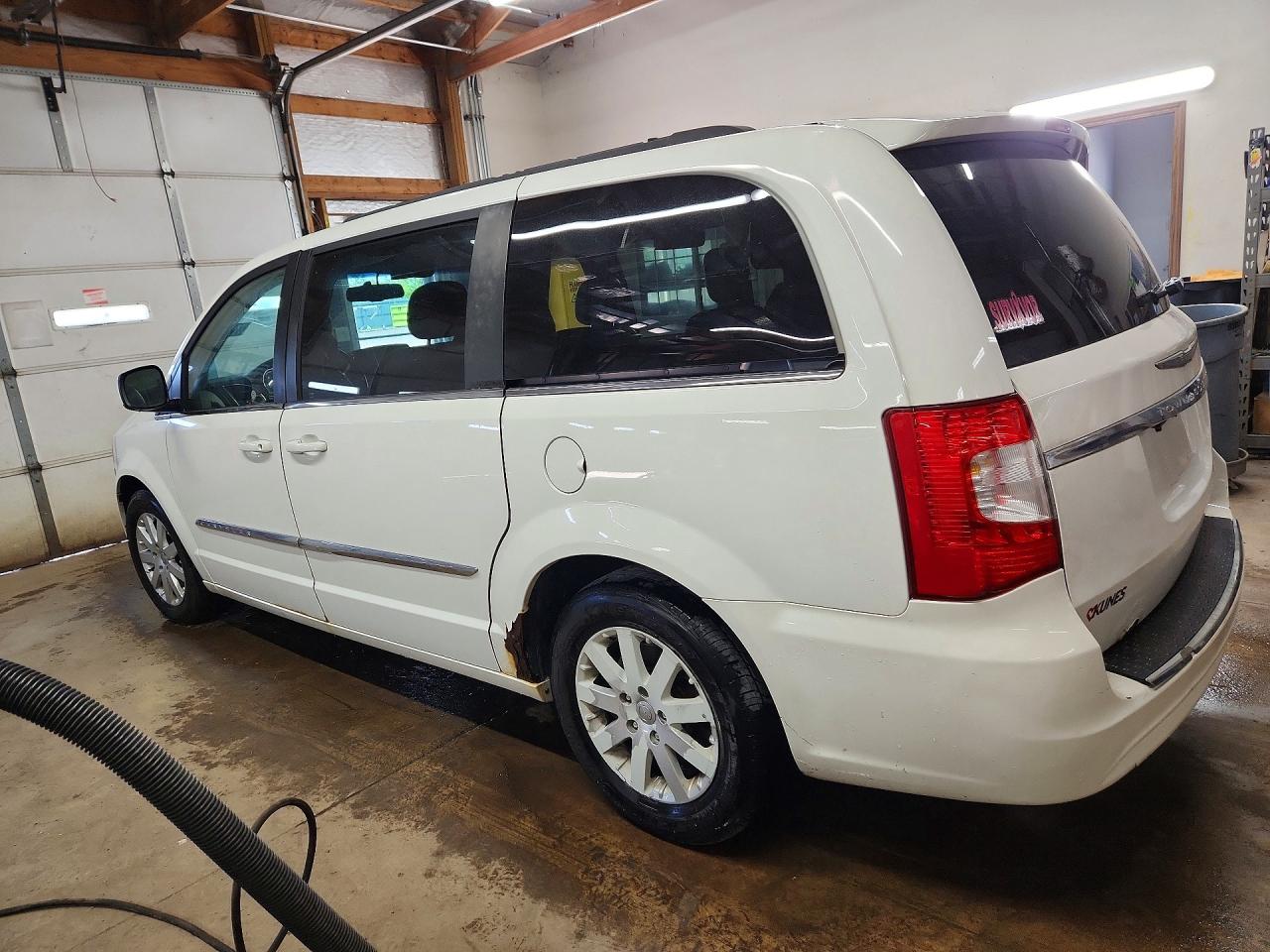 2013 Chrysler Town & Country Touring White vin: 2C4RC1BG5DR558579