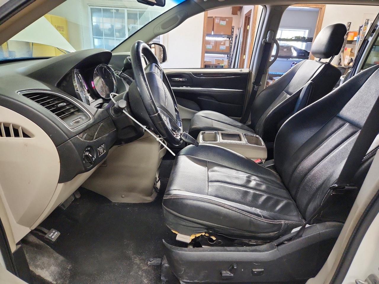 2013 Chrysler Town & Country Touring White vin: 2C4RC1BG5DR558579