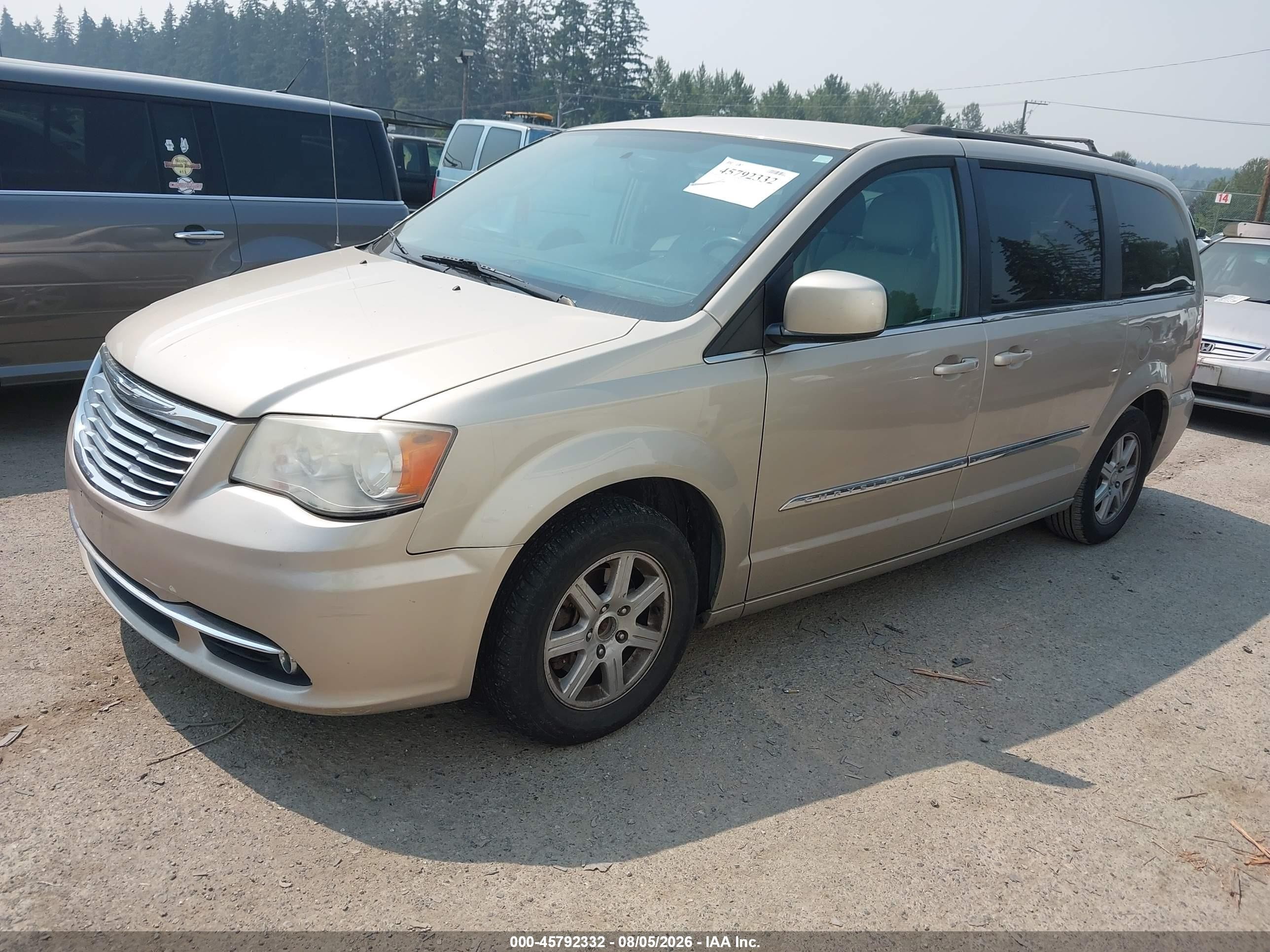 2013 Chrysler Town & Country Touring Золотой vin: 2C4RC1BG5DR577813