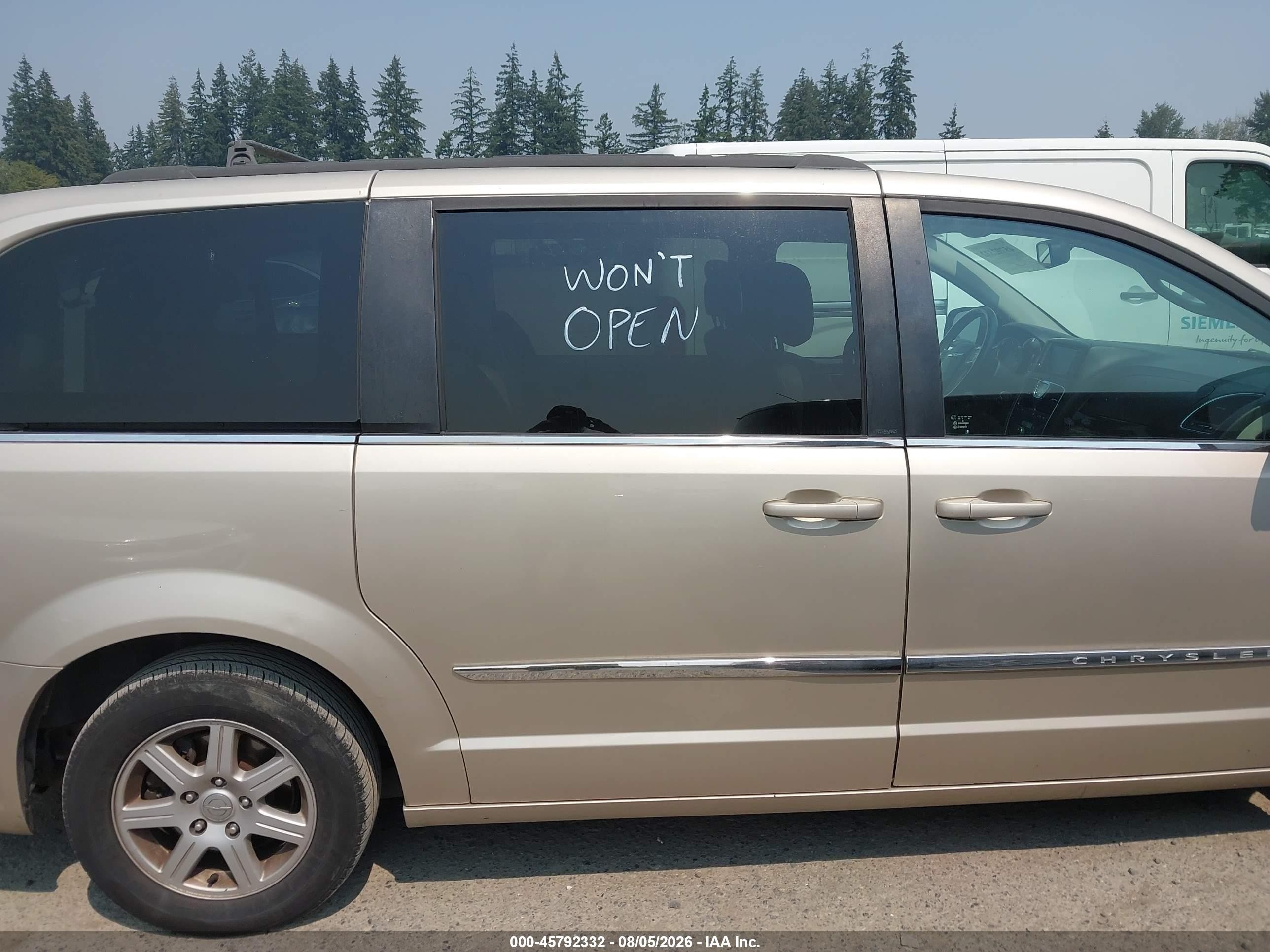 2013 Chrysler Town & Country Touring Золотой vin: 2C4RC1BG5DR577813