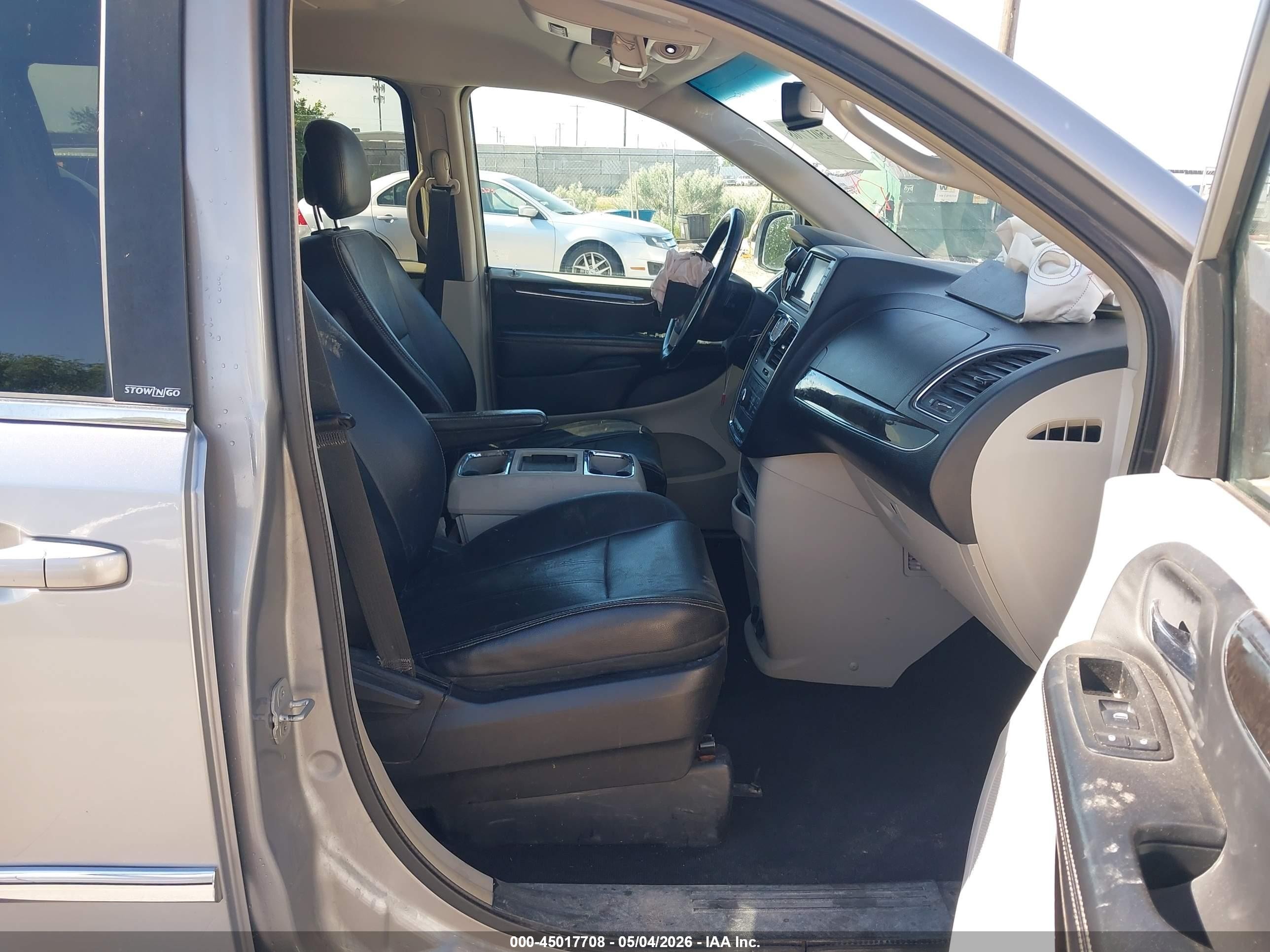 2013 Chrysler Town & Country Touring Silver vin: 2C4RC1BG5DR684019