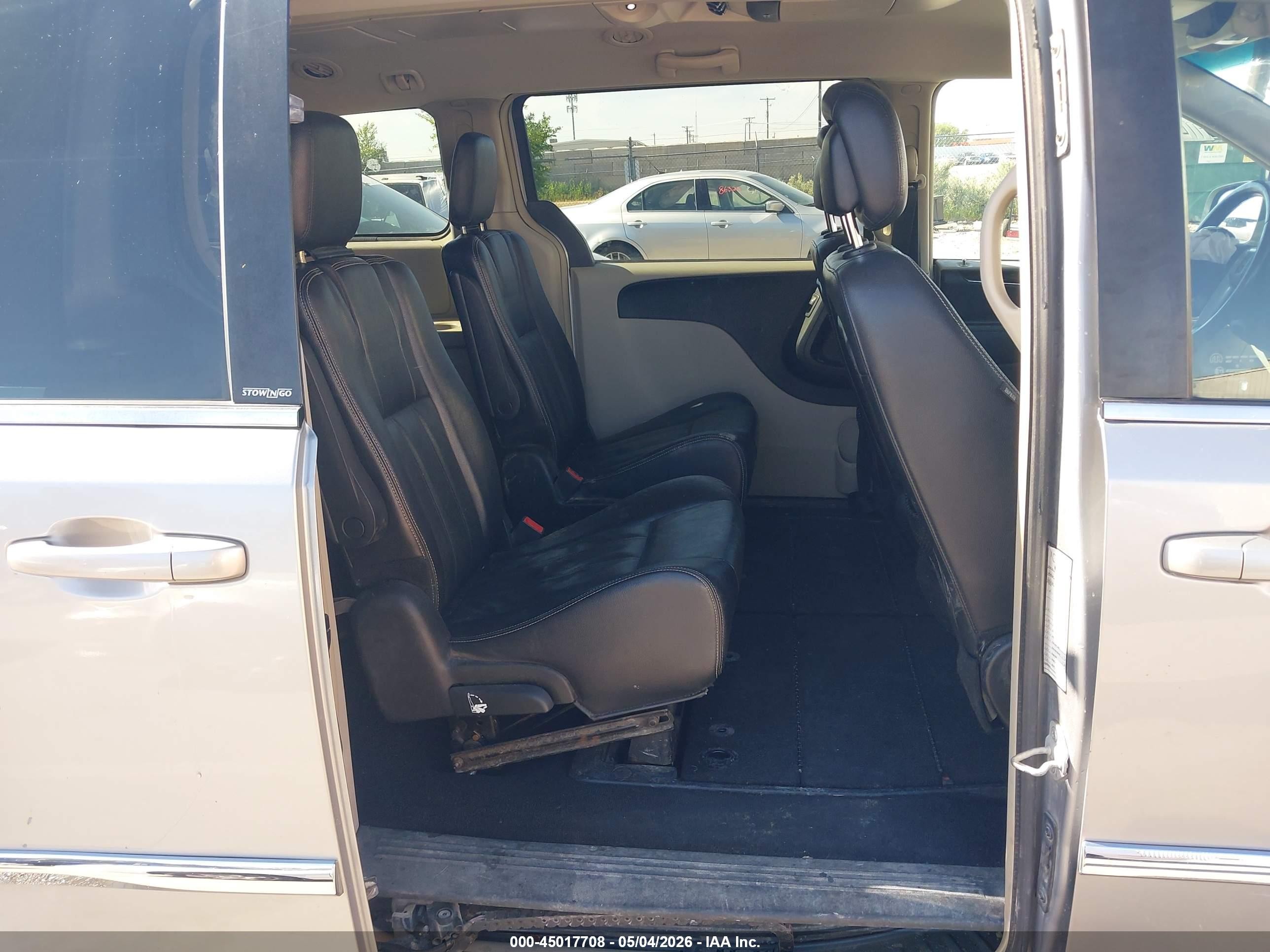 2013 Chrysler Town & Country Touring Silver vin: 2C4RC1BG5DR684019
