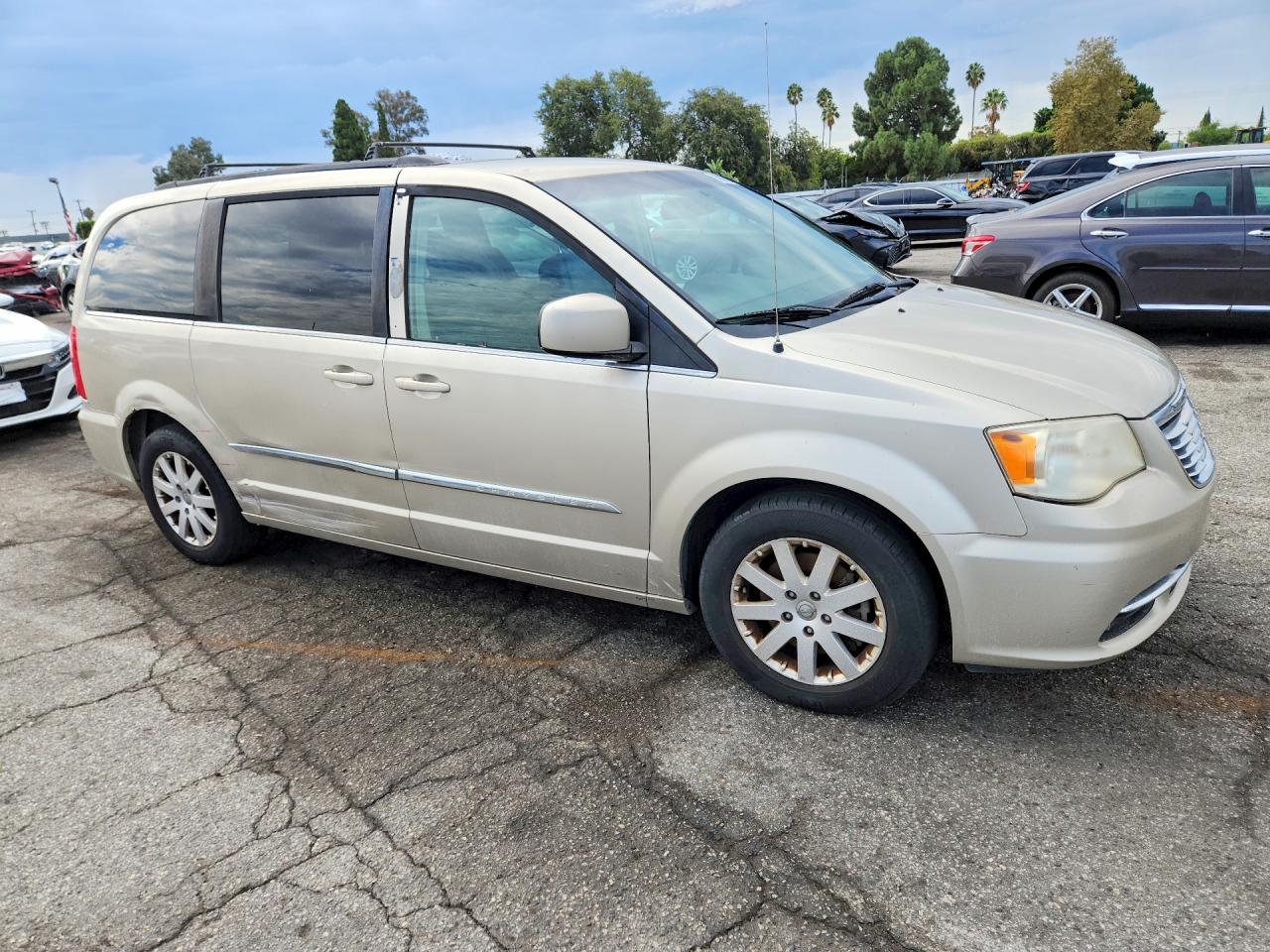 2013 Chrysler Town & Country Touring Золотой vin: 2C4RC1BG5DR741707