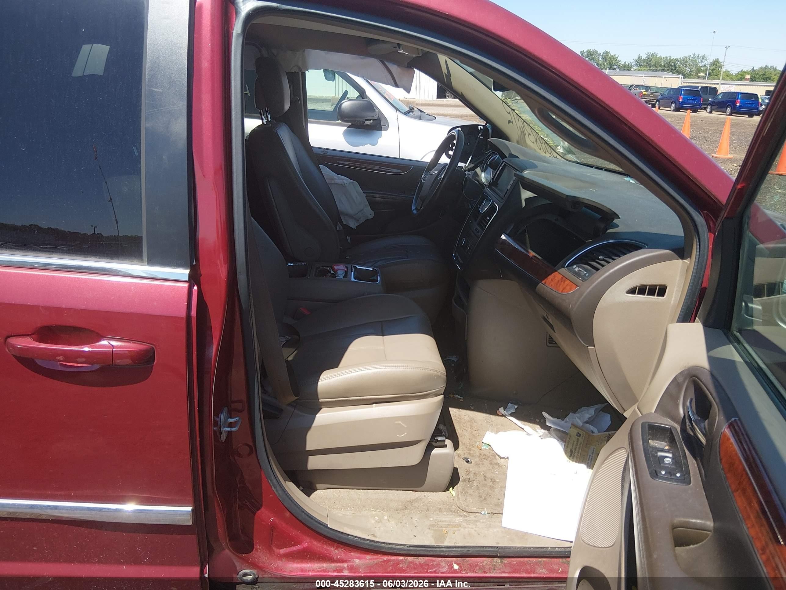 2014 Chrysler Town & Country Touring Red vin: 2C4RC1BG5ER115205