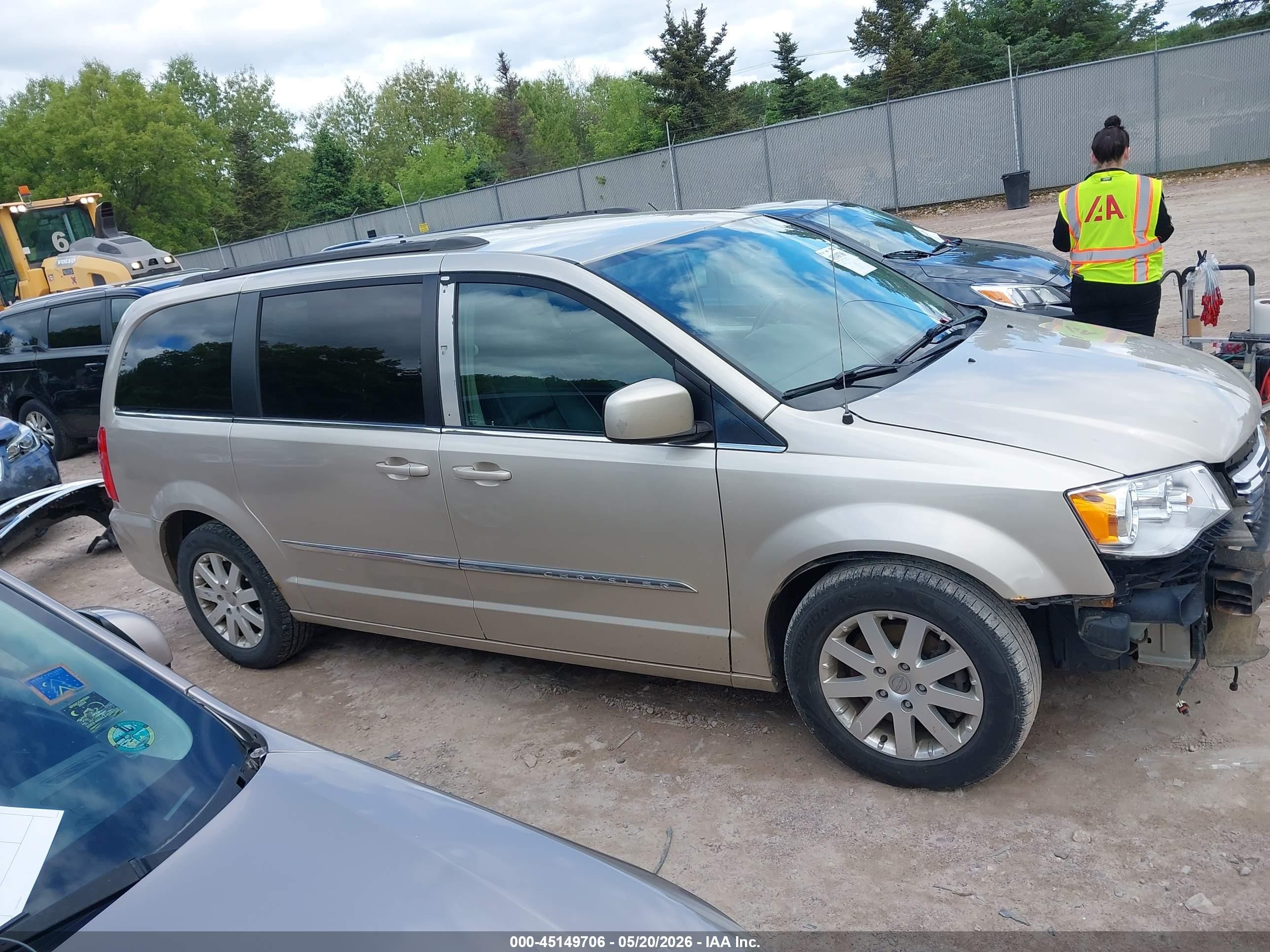 2014 Chrysler Town & Country Touring Beige vin: 2C4RC1BG5ER363101
