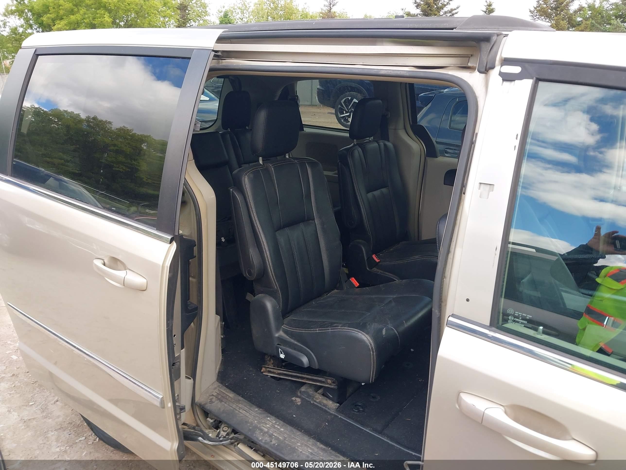 2014 Chrysler Town & Country Touring Beige vin: 2C4RC1BG5ER363101