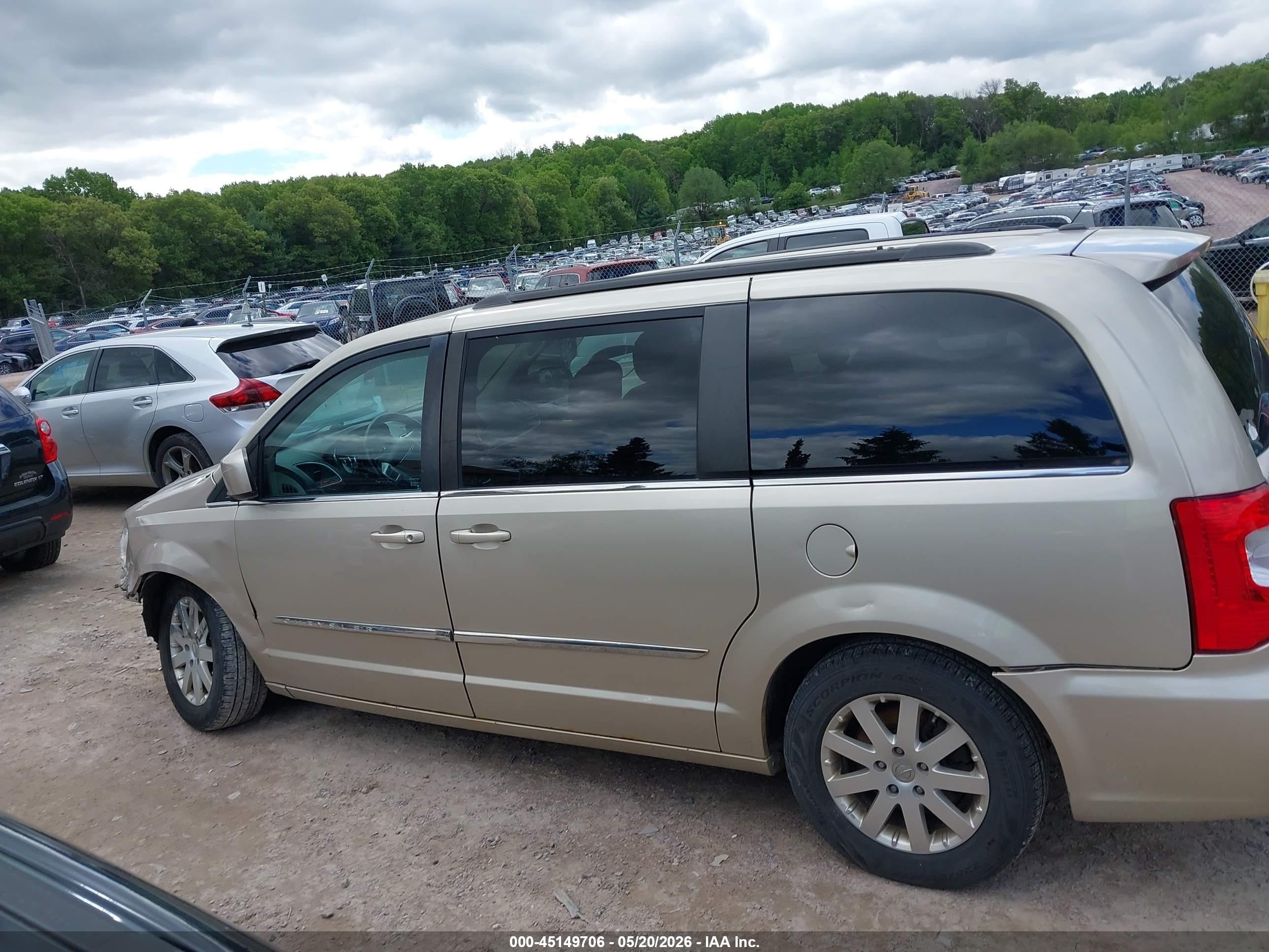 2014 Chrysler Town & Country Touring Beige vin: 2C4RC1BG5ER363101