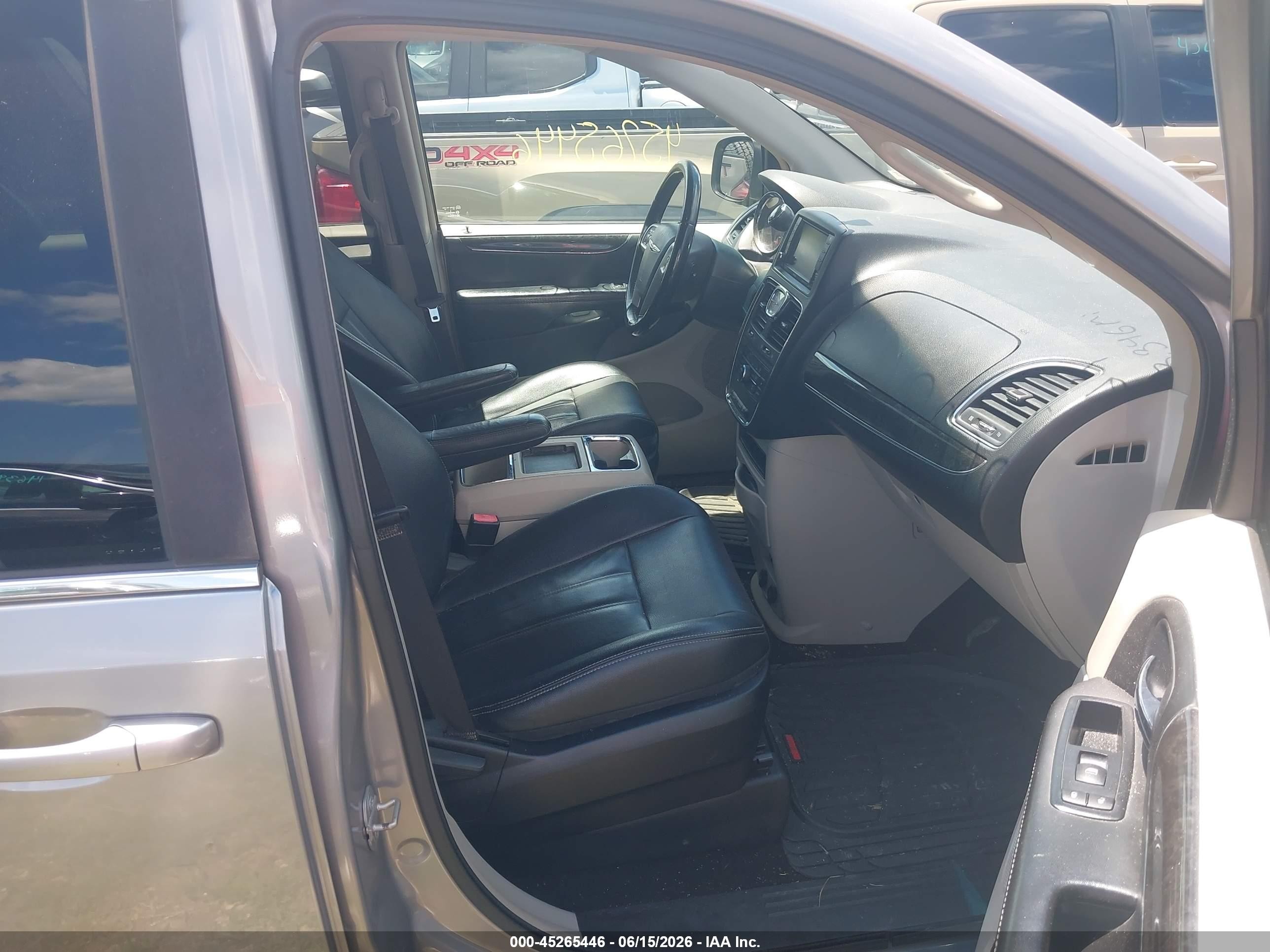 2014 Chrysler Town & Country Touring Silver vin: 2C4RC1BG5ER444325