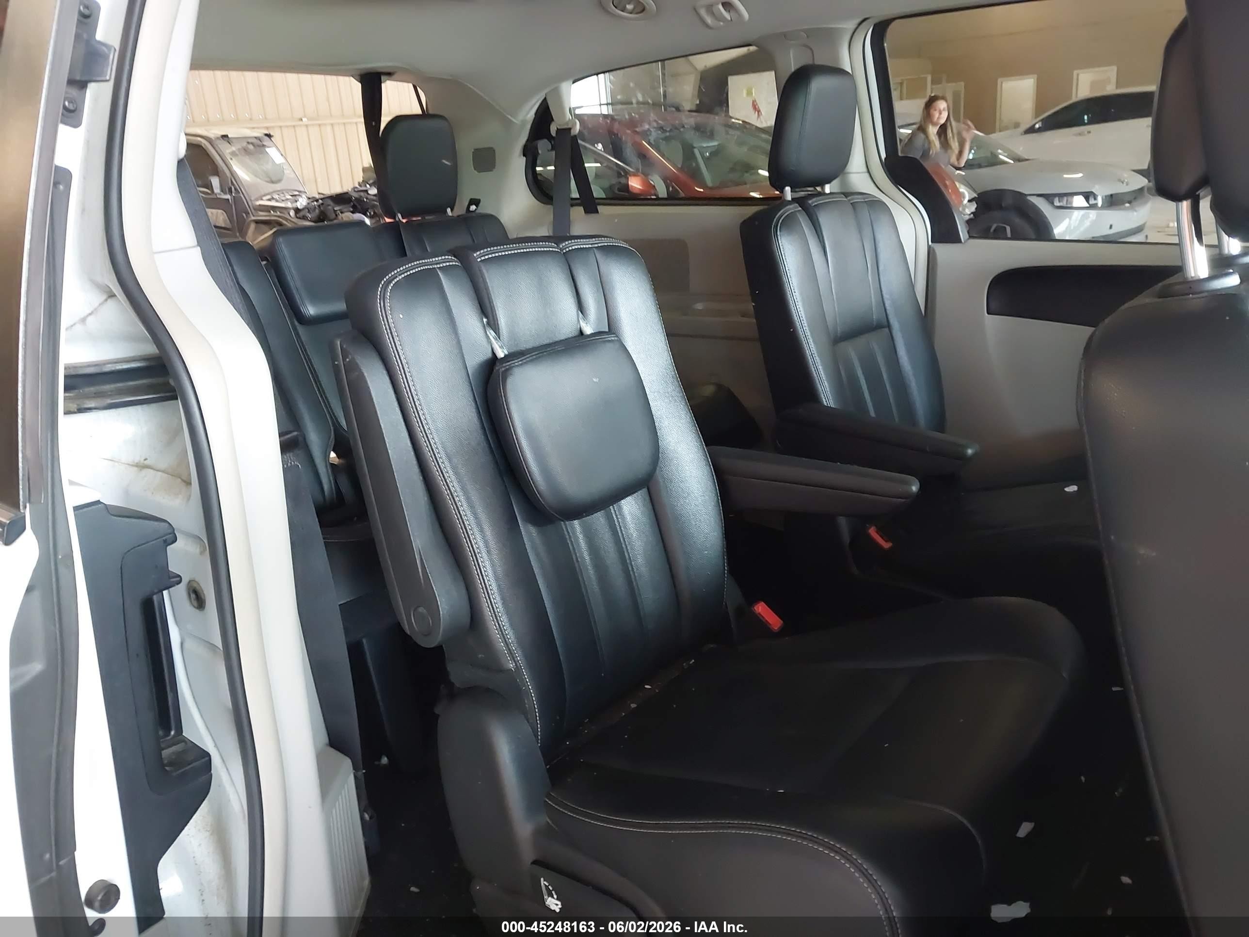 2014 Chrysler Town & Country Touring White vin: 2C4RC1BG5ER445149