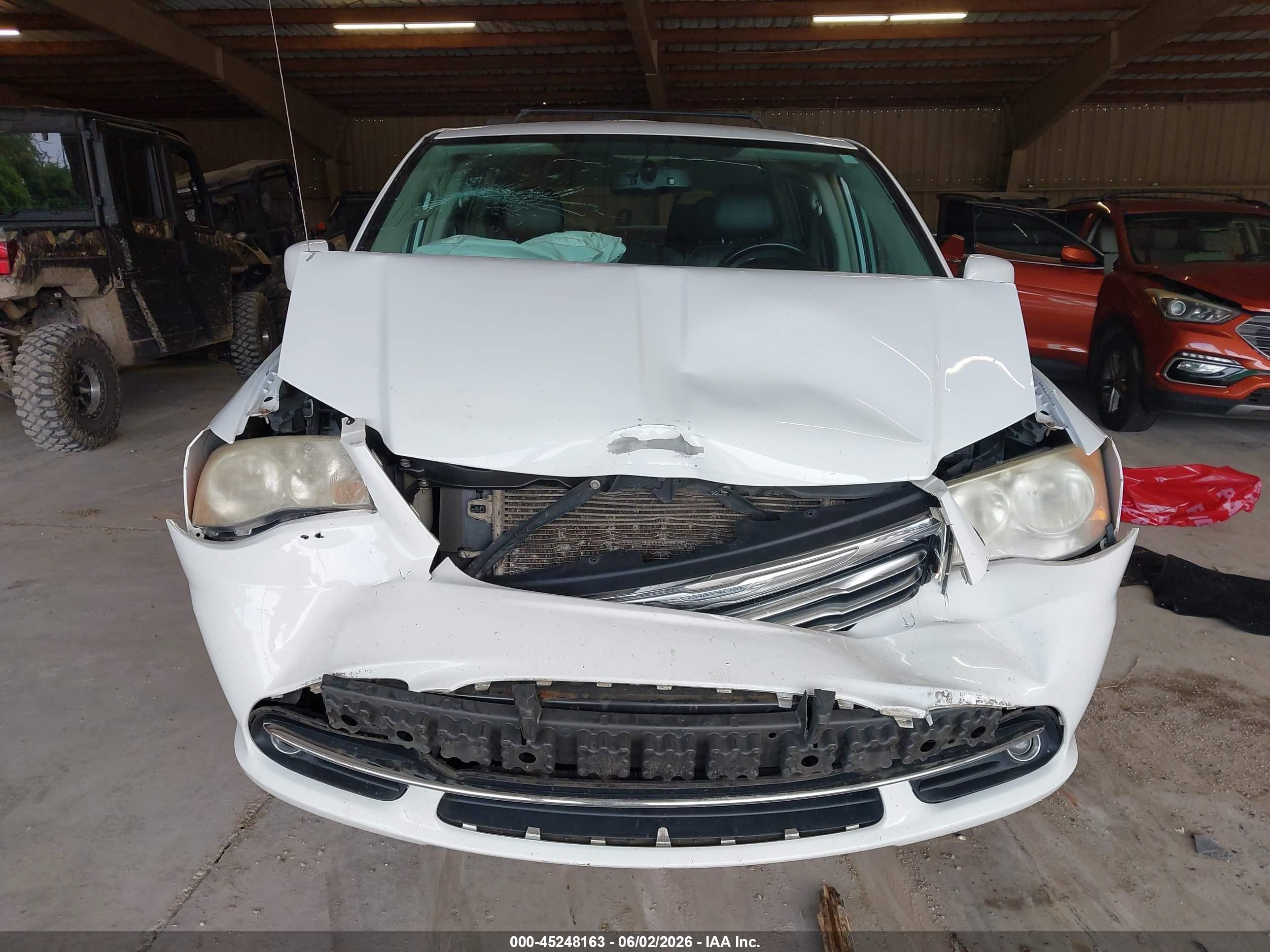 2014 Chrysler Town & Country Touring White vin: 2C4RC1BG5ER445149