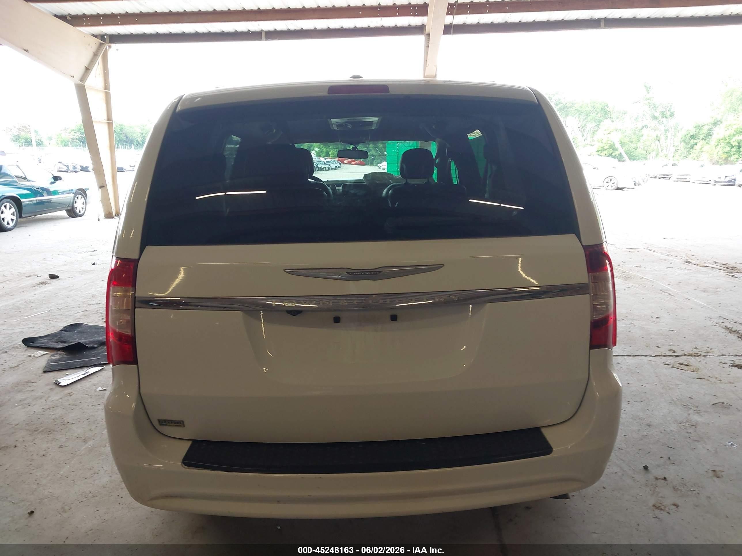 2014 Chrysler Town & Country Touring White vin: 2C4RC1BG5ER445149