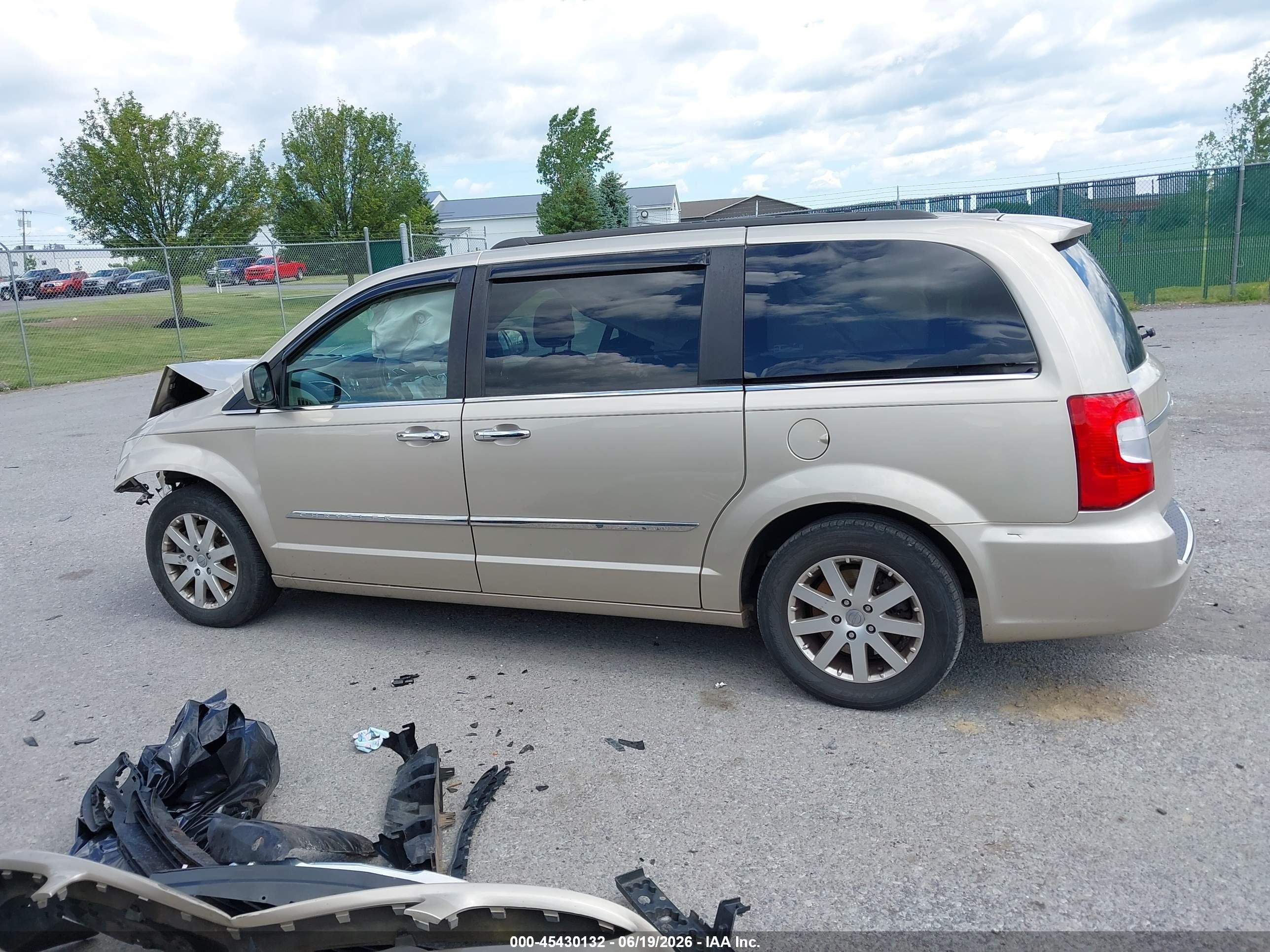 2015 Chrysler Town & Country Touring Gold vin: 2C4RC1BG5FR520238