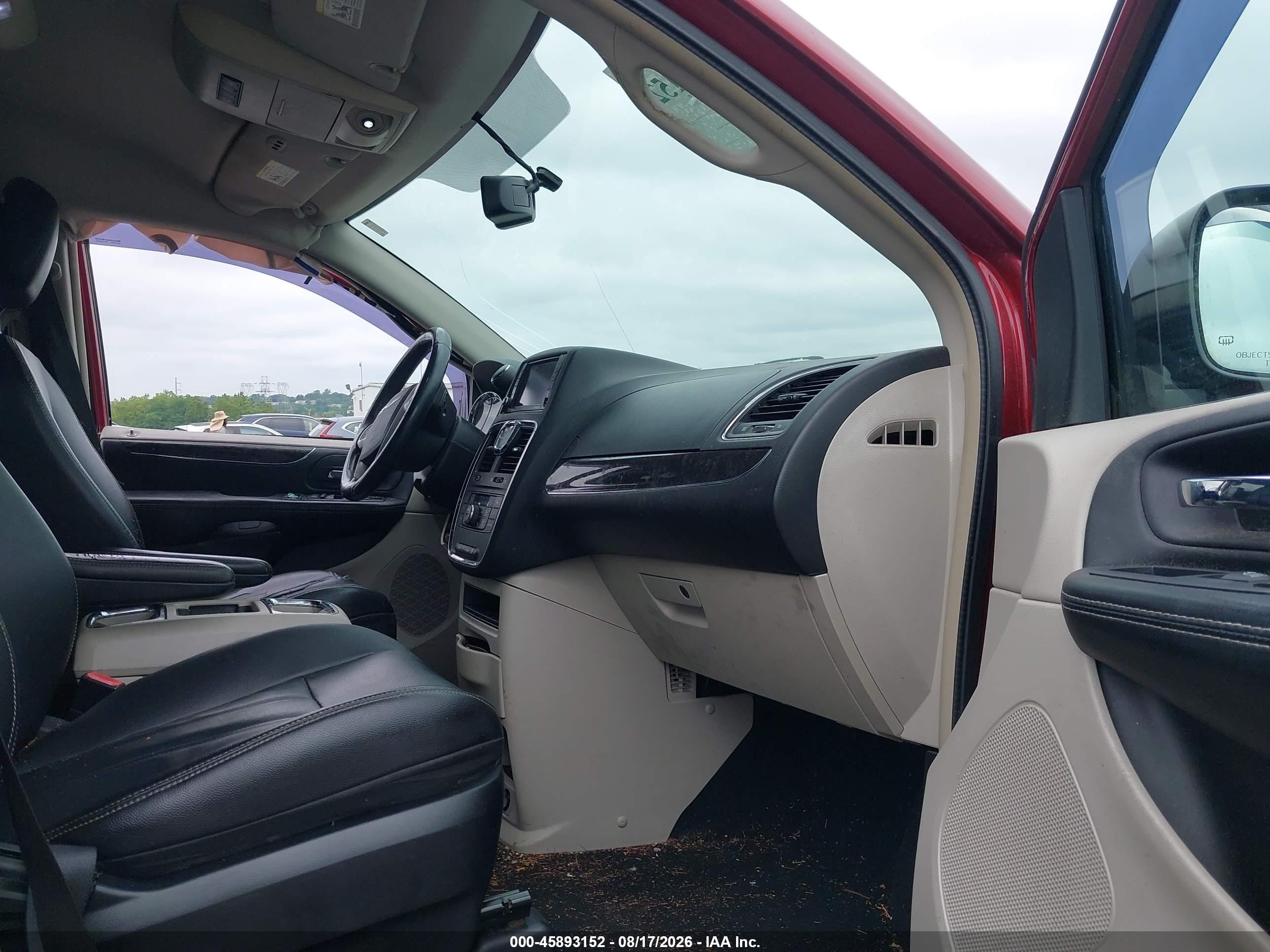 2015 Chrysler Town & Country Touring Red vin: 2C4RC1BG5FR539193