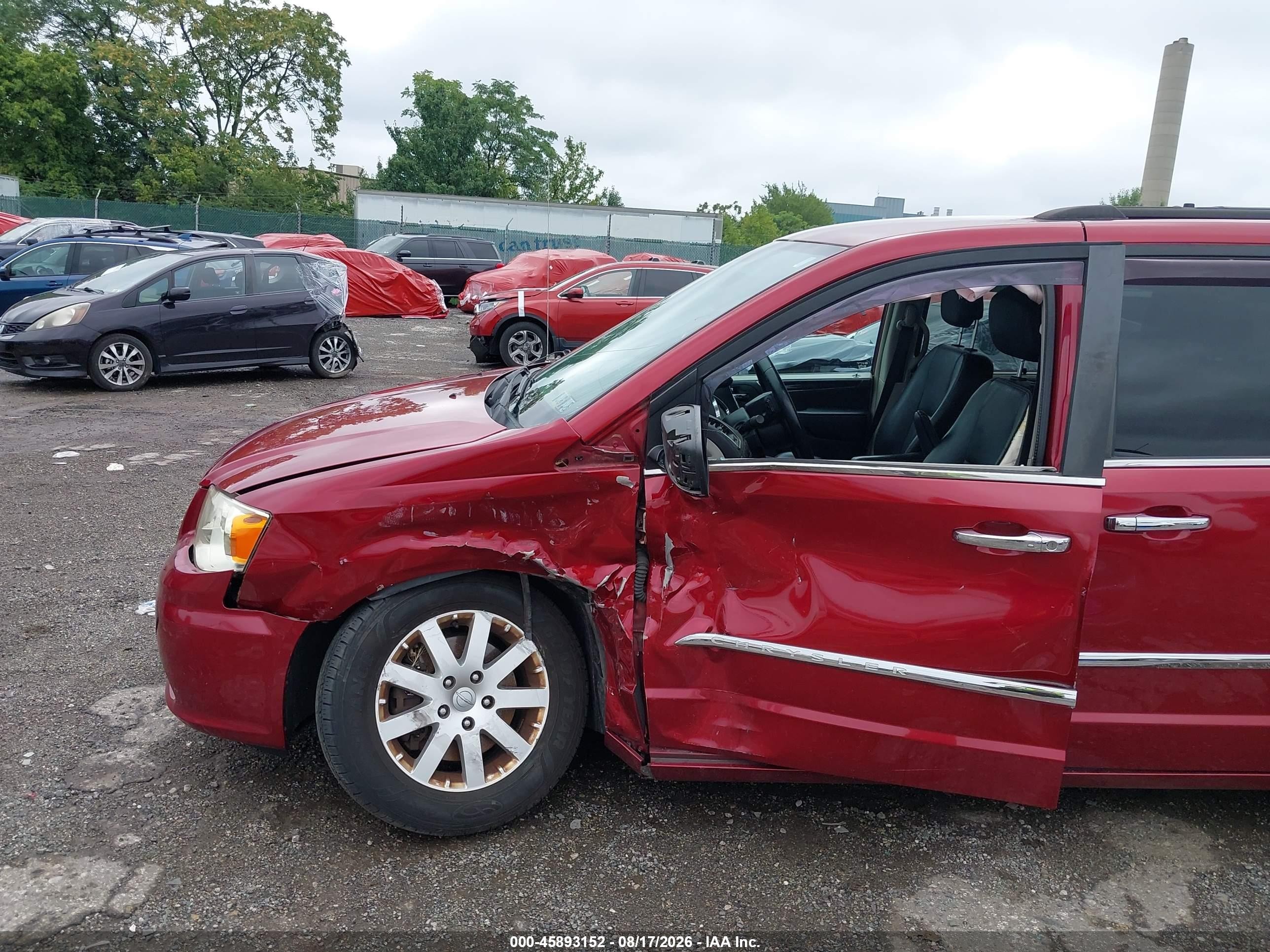 2015 Chrysler Town & Country Touring Red vin: 2C4RC1BG5FR539193