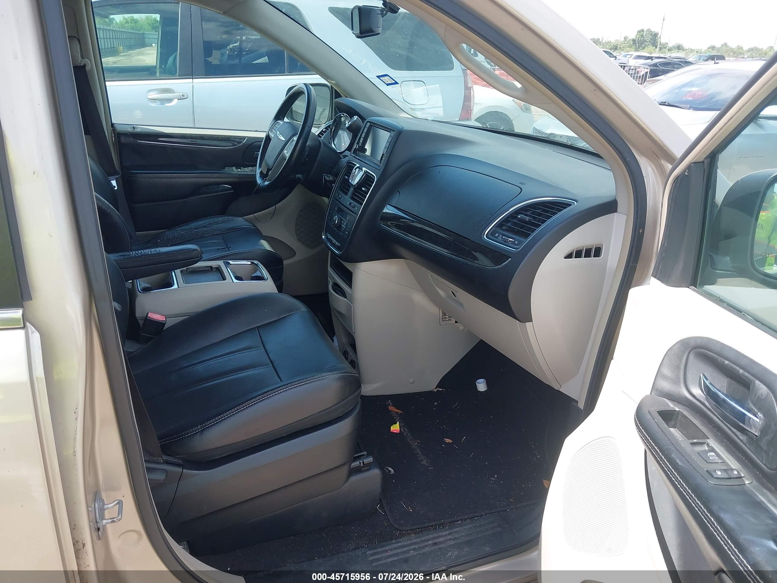 2015 Chrysler Town & Country Touring Beige vin: 2C4RC1BG5FR551778