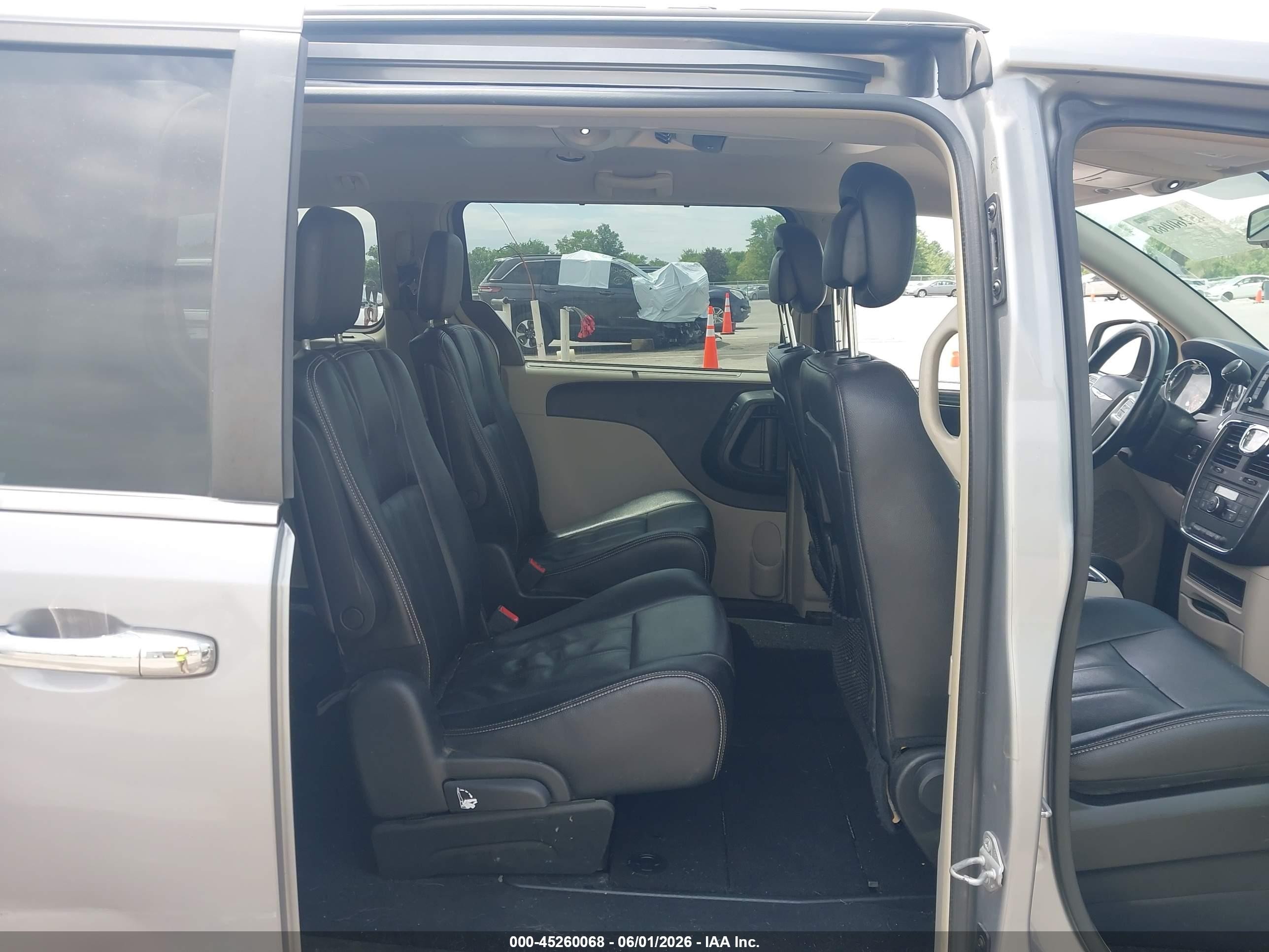 2015 Chrysler Town & Country Touring Silver vin: 2C4RC1BG5FR562652