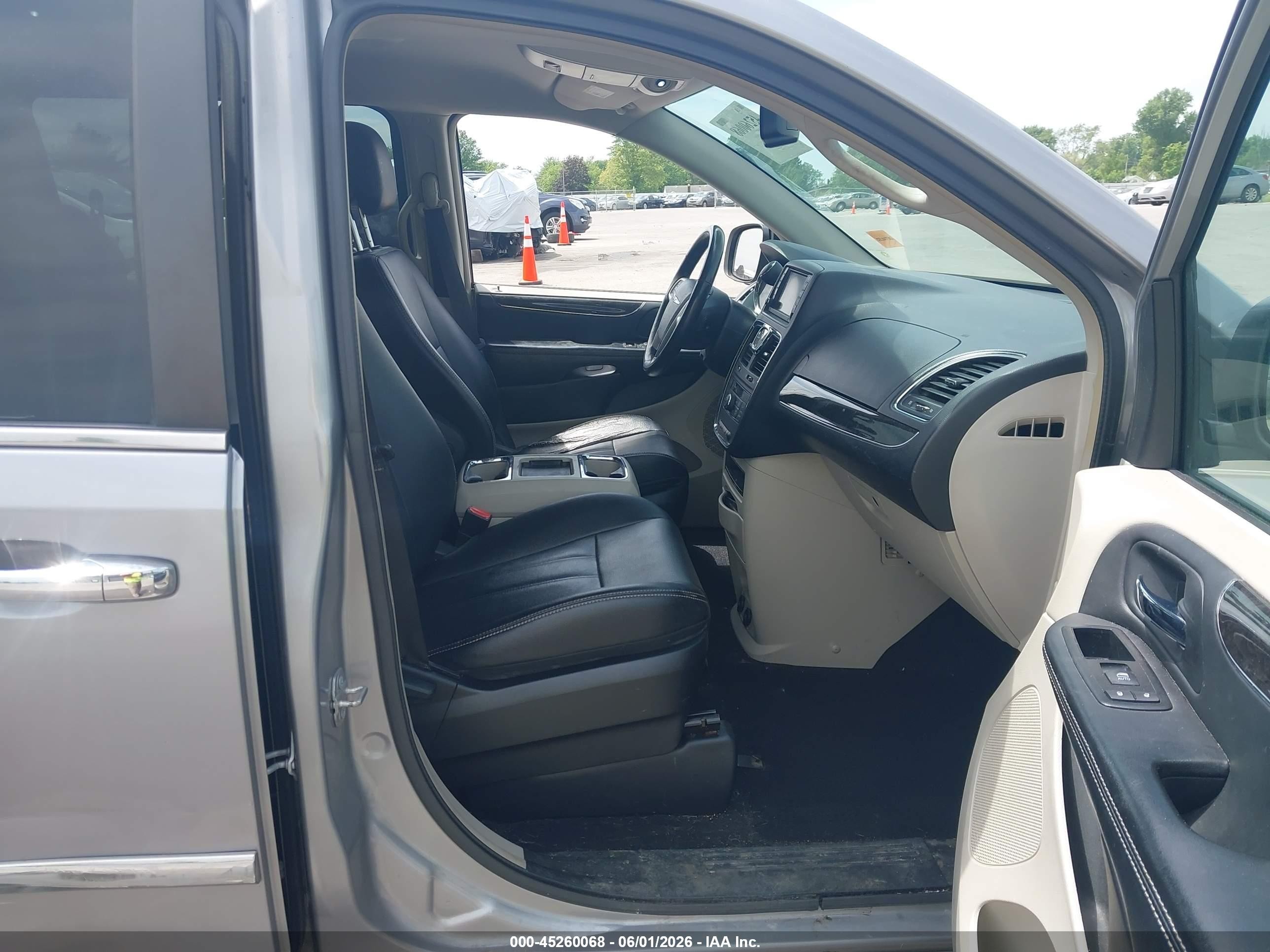 2015 Chrysler Town & Country Touring Silver vin: 2C4RC1BG5FR562652