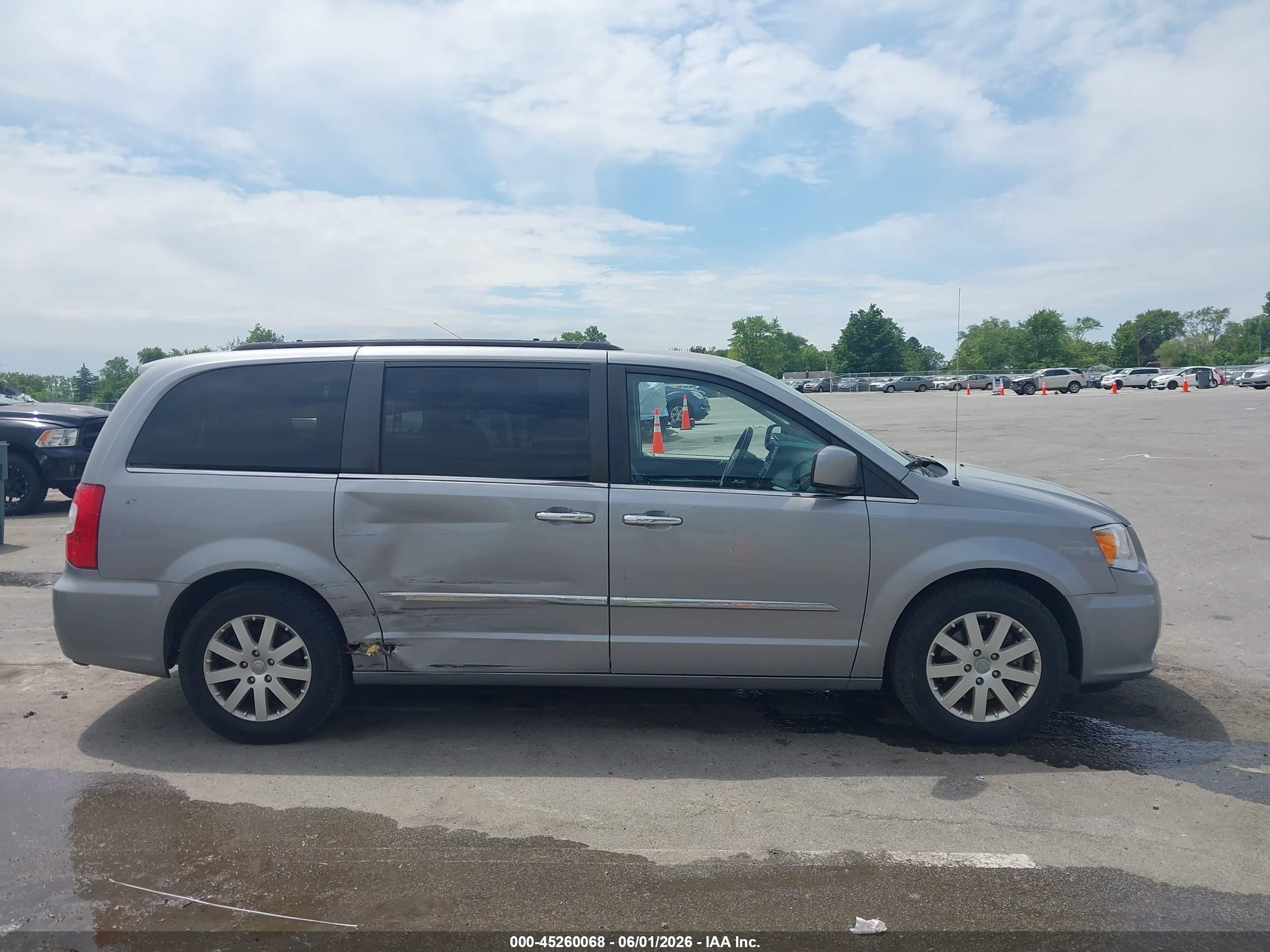 2015 Chrysler Town & Country Touring Silver vin: 2C4RC1BG5FR562652