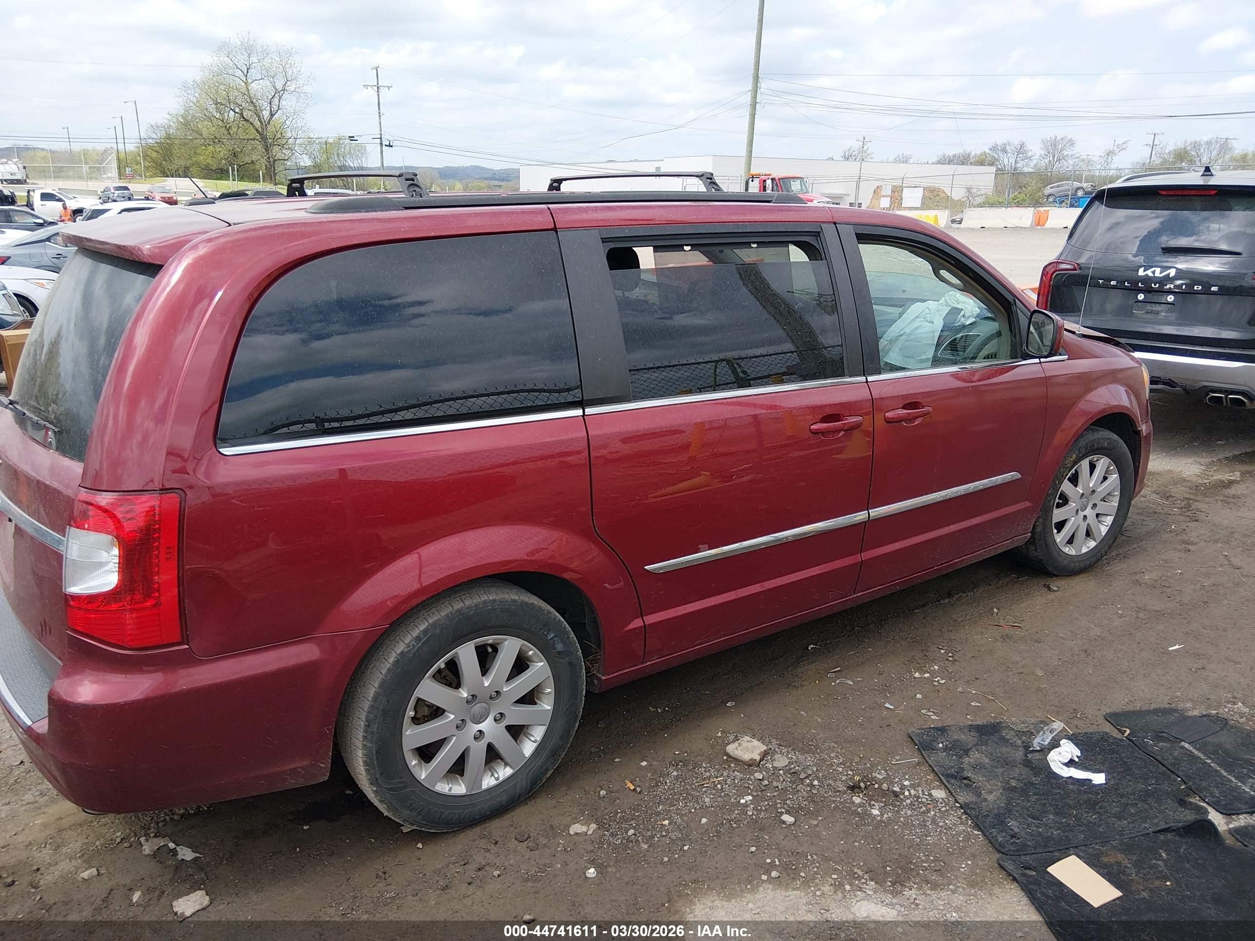 2015 Chrysler Town & Country Touring Red vin: 2C4RC1BG5FR563039