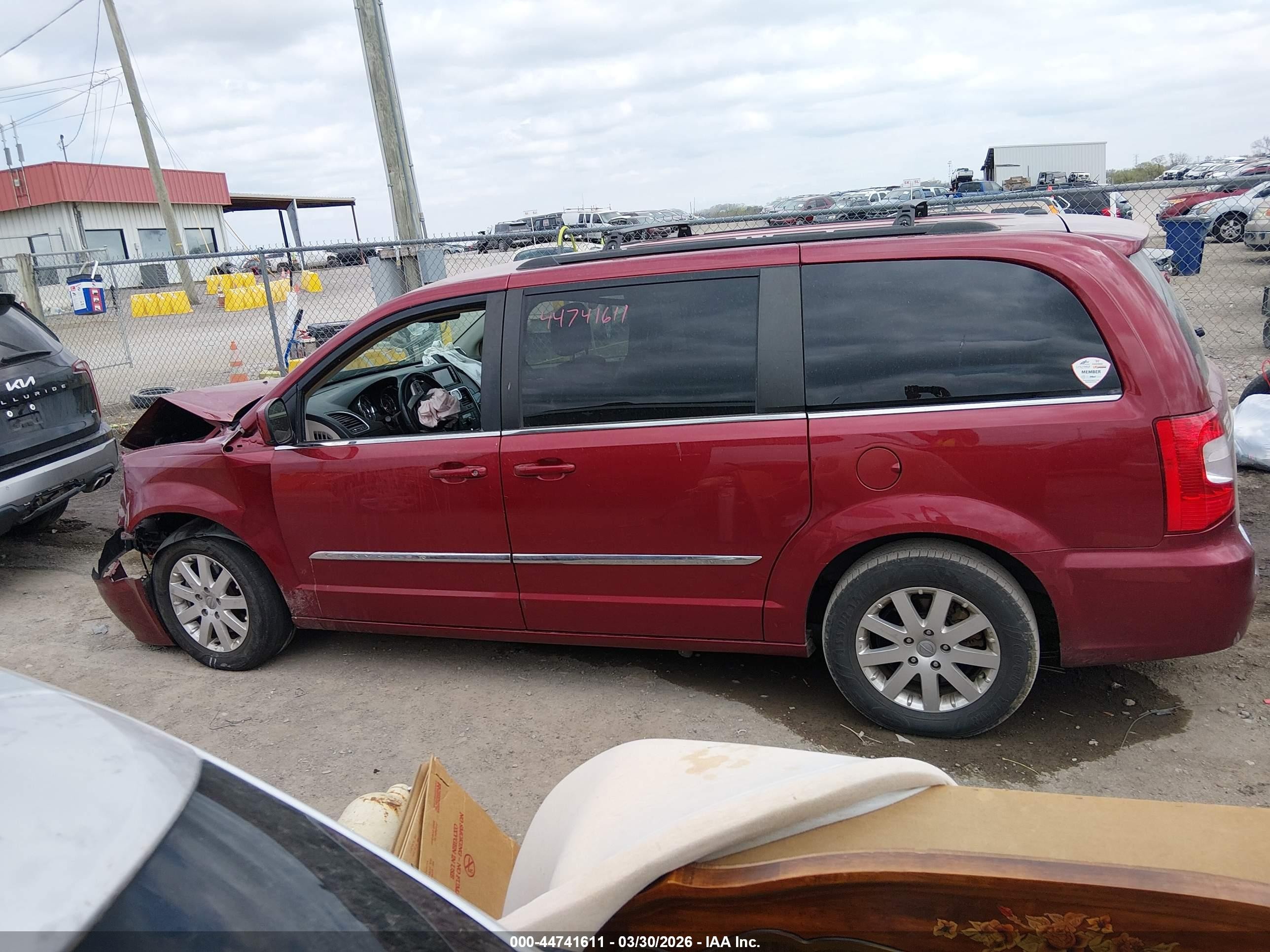 2015 Chrysler Town & Country Touring Red vin: 2C4RC1BG5FR563039