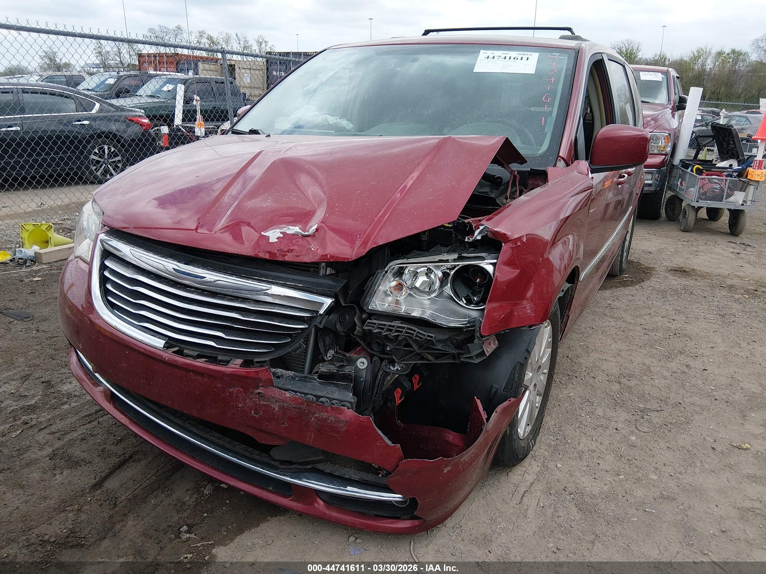 2015 Chrysler Town & Country Touring Red vin: 2C4RC1BG5FR563039