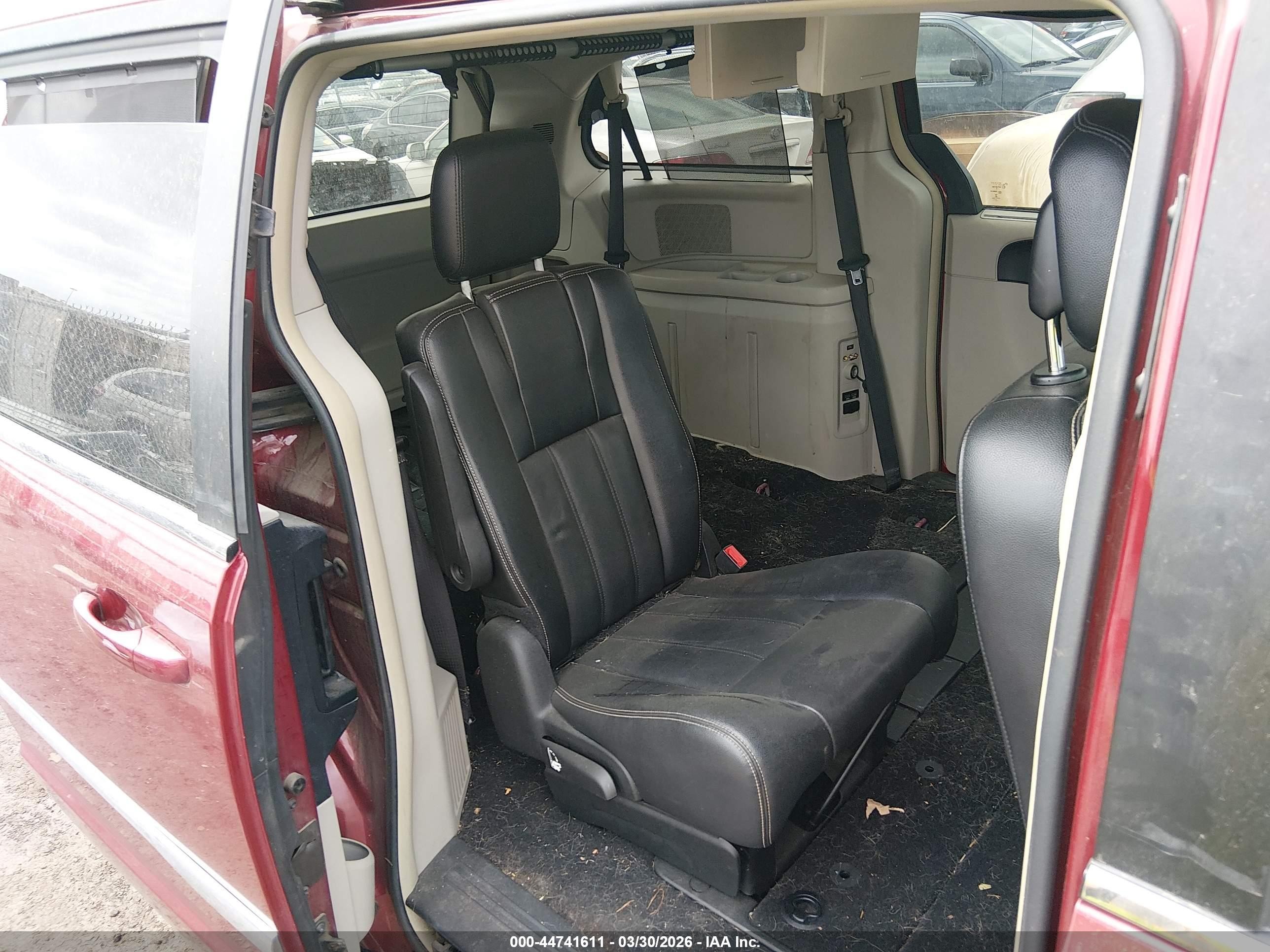 2015 Chrysler Town & Country Touring Red vin: 2C4RC1BG5FR563039