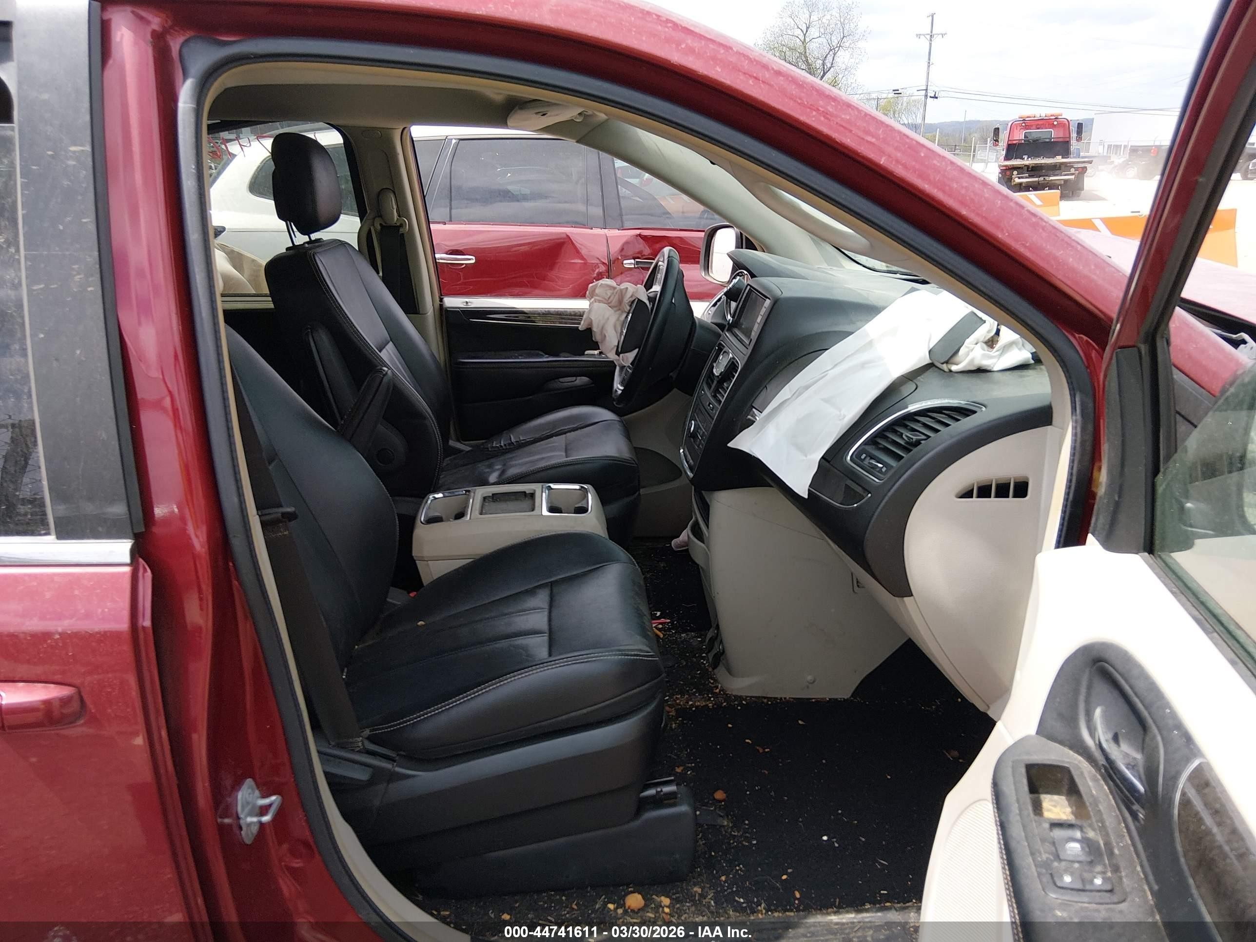 2015 Chrysler Town & Country Touring Red vin: 2C4RC1BG5FR563039