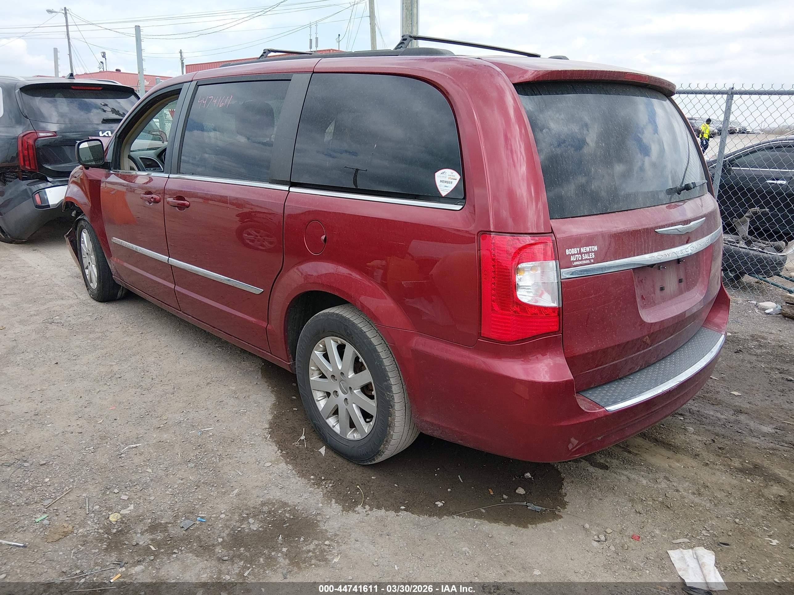 2015 Chrysler Town & Country Touring Red vin: 2C4RC1BG5FR563039