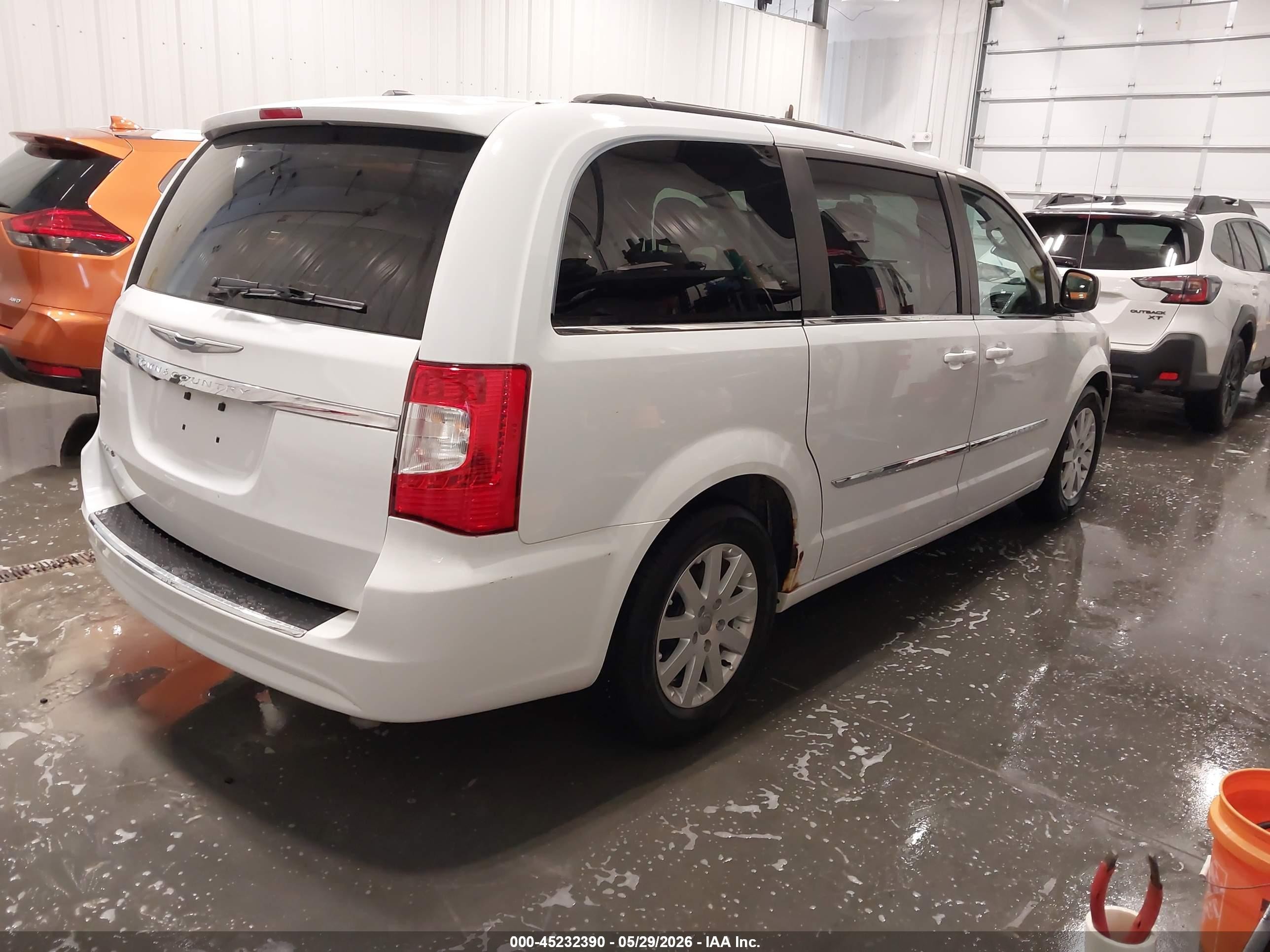 2015 Chrysler Town & Country Touring Белый vin: 2C4RC1BG5FR563087