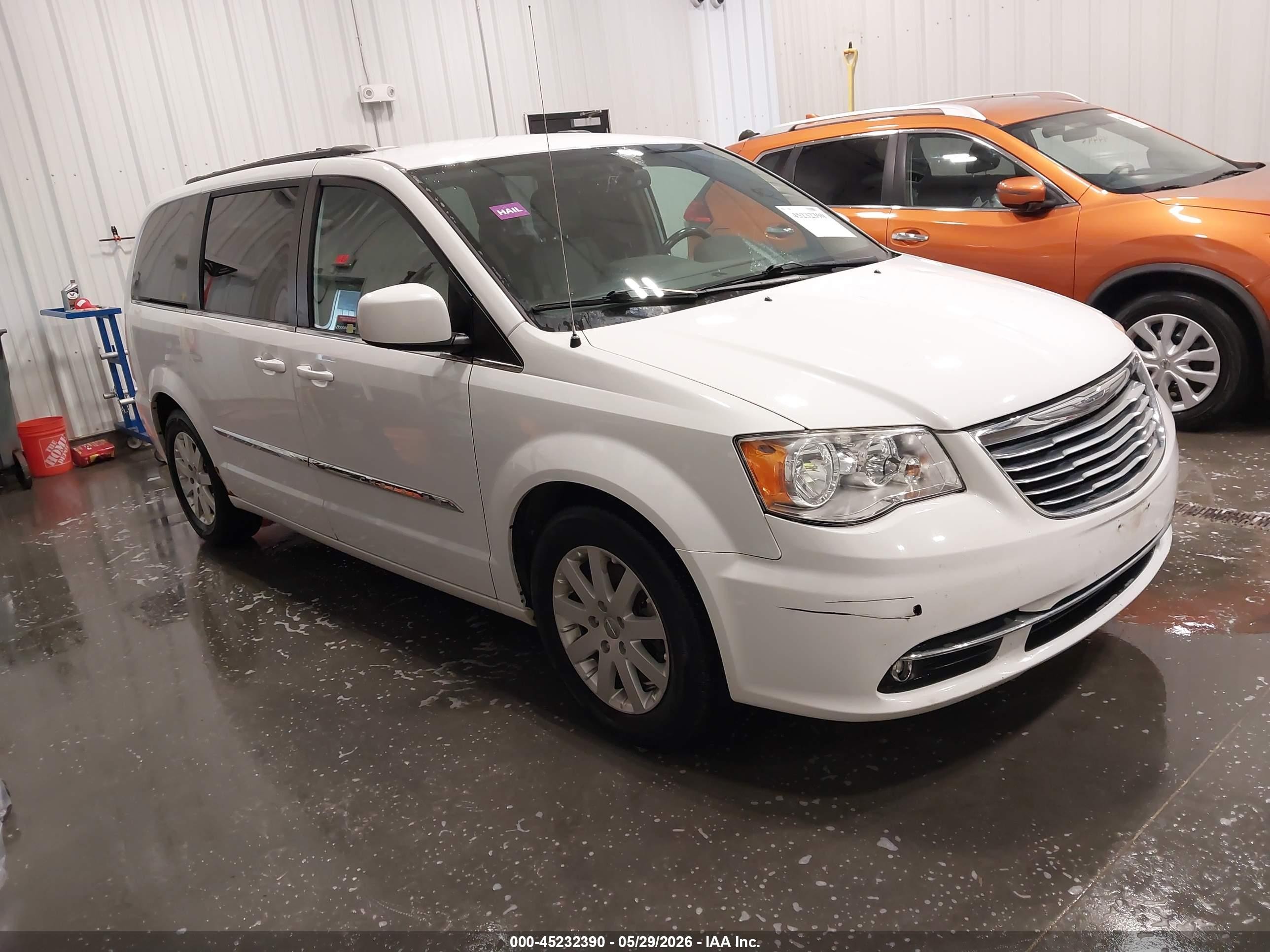2015 Chrysler Town & Country Touring White vin: 2C4RC1BG5FR563087