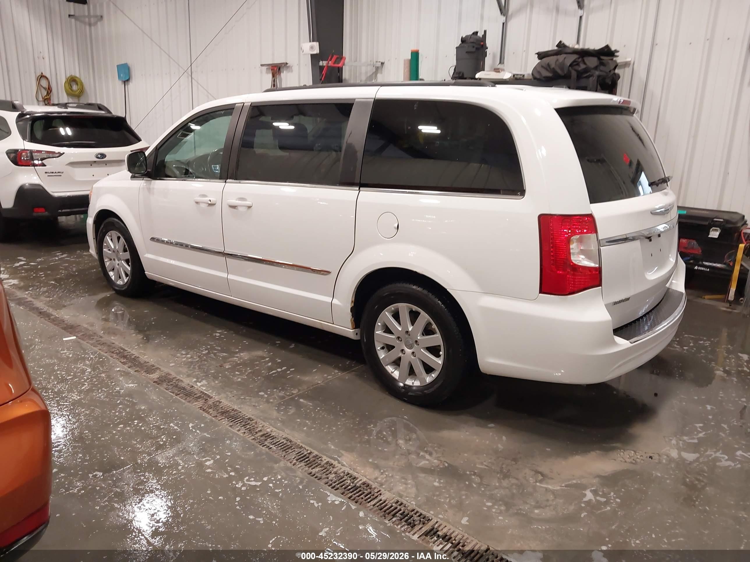 2015 Chrysler Town & Country Touring Белый vin: 2C4RC1BG5FR563087