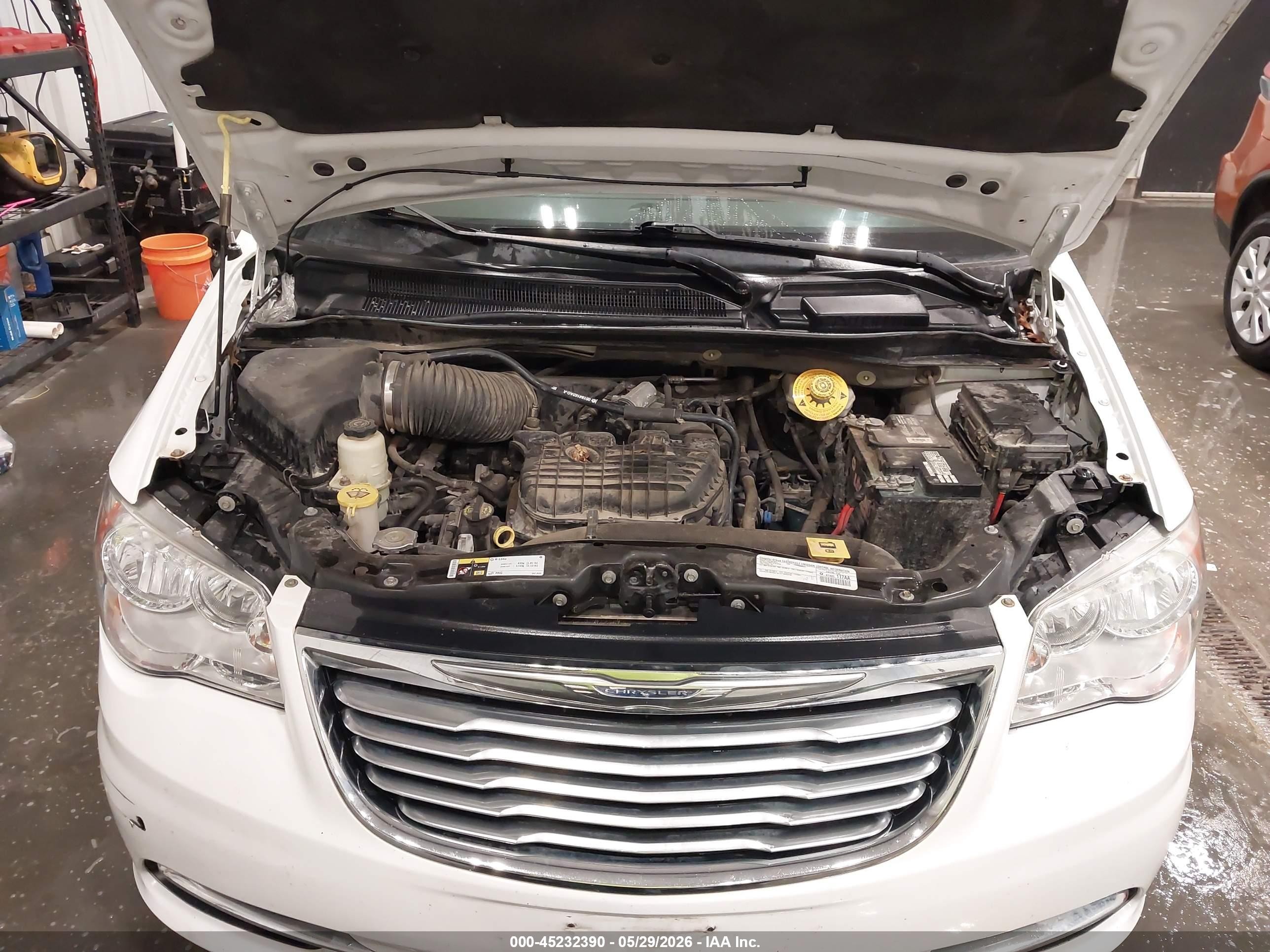 2015 Chrysler Town & Country Touring Белый vin: 2C4RC1BG5FR563087