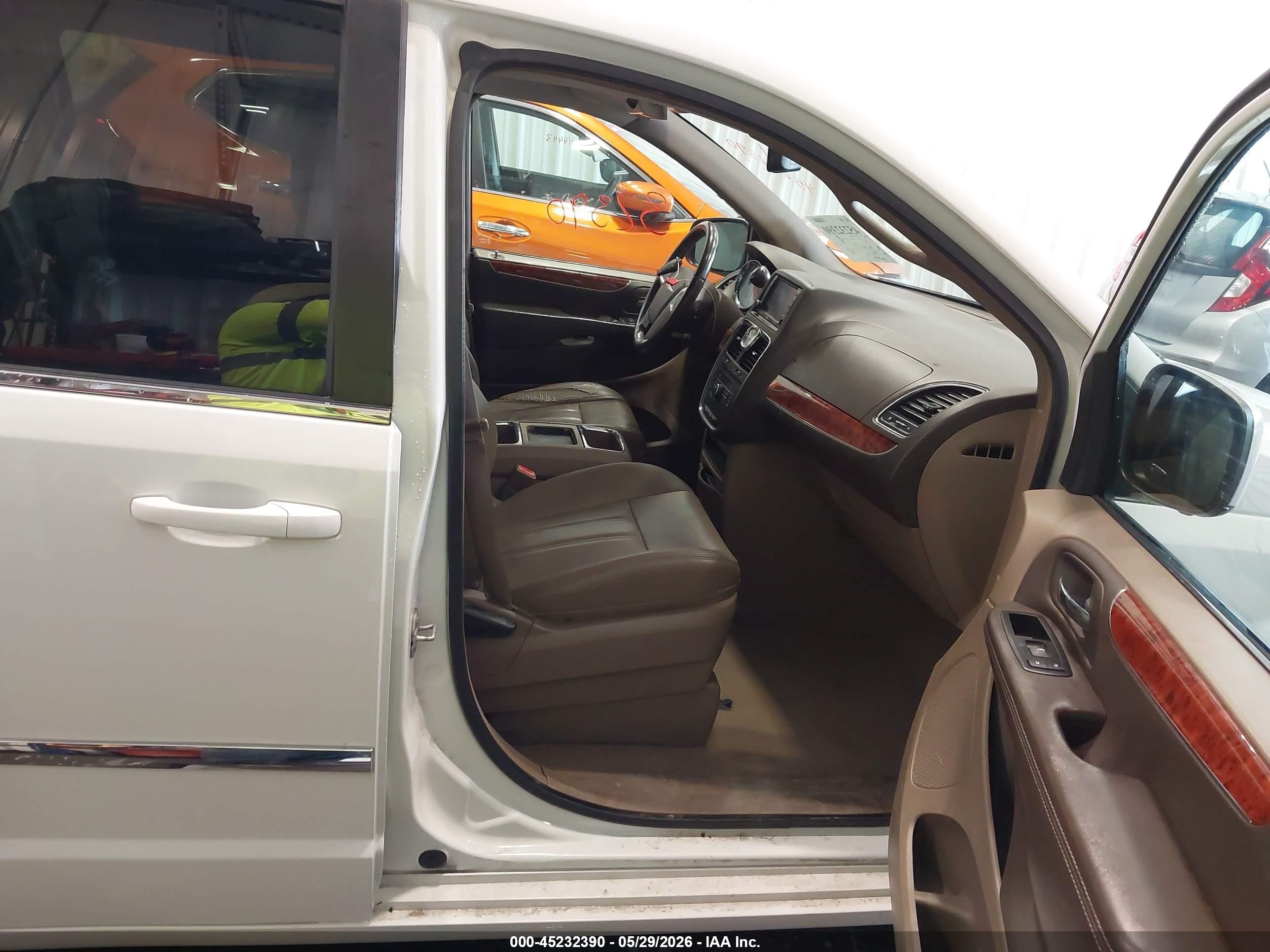 2015 Chrysler Town & Country Touring Белый vin: 2C4RC1BG5FR563087
