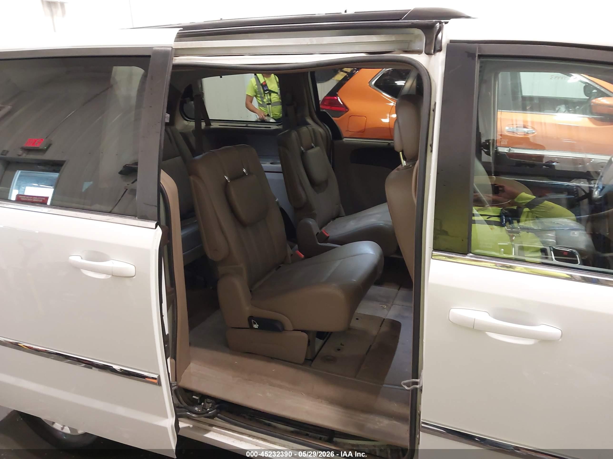 2015 Chrysler Town & Country Touring Белый vin: 2C4RC1BG5FR563087