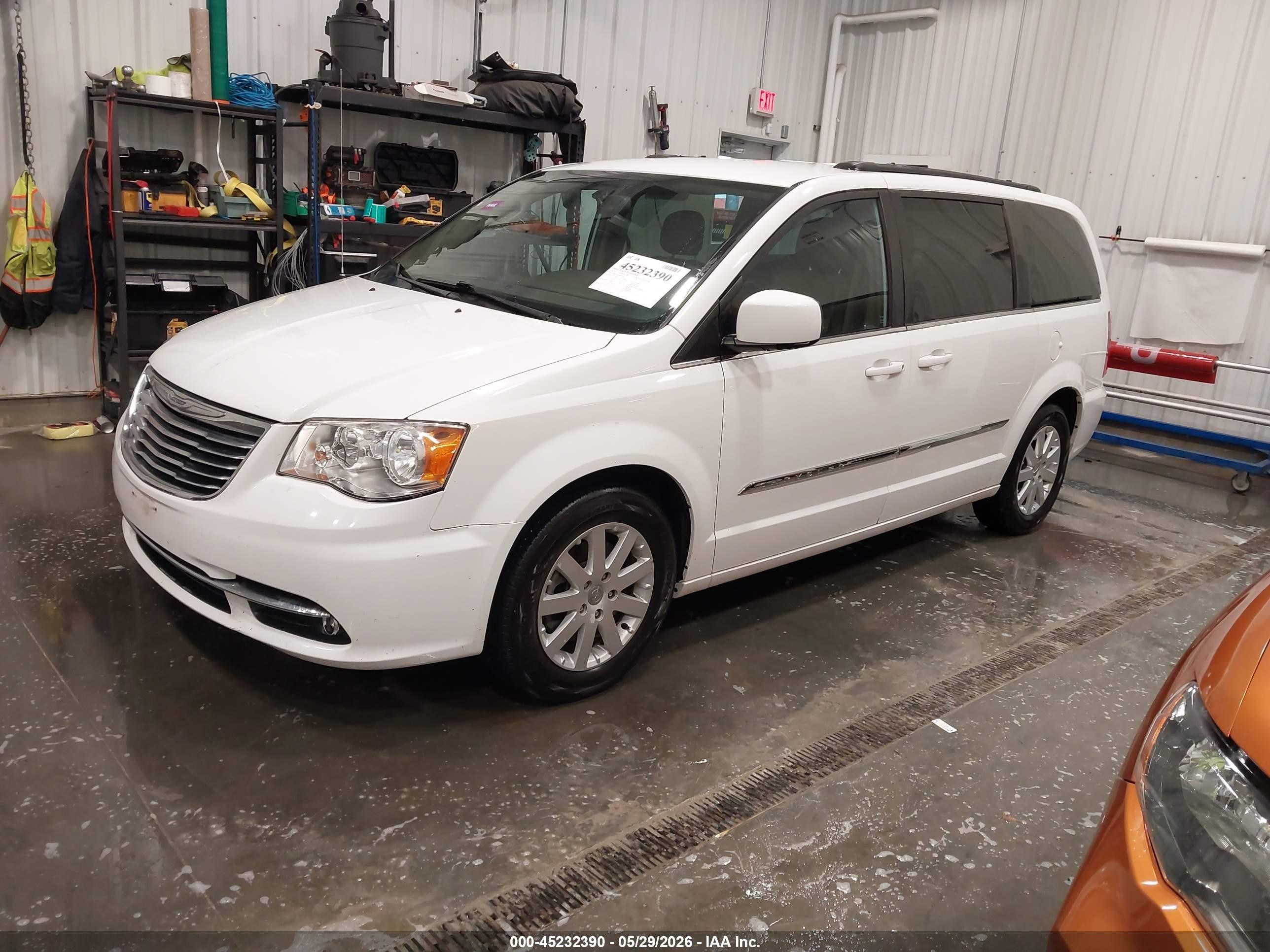 2015 Chrysler Town & Country Touring Белый vin: 2C4RC1BG5FR563087