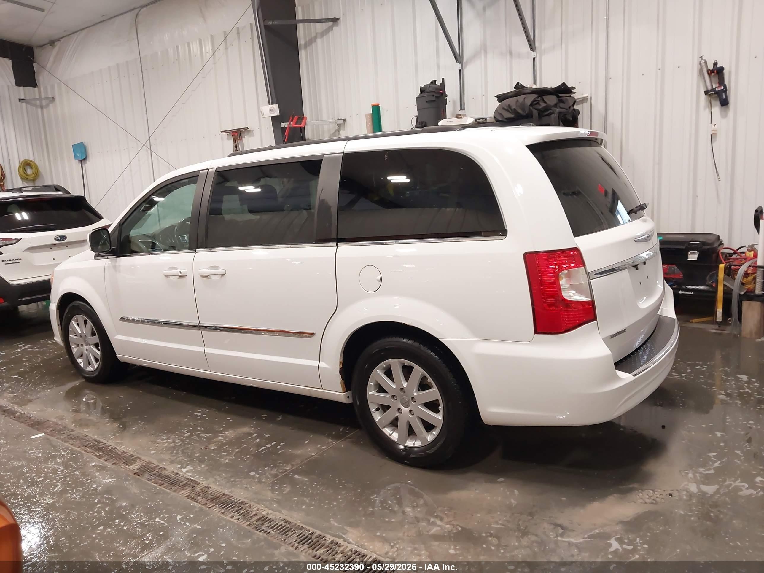 2015 Chrysler Town & Country Touring Белый vin: 2C4RC1BG5FR563087