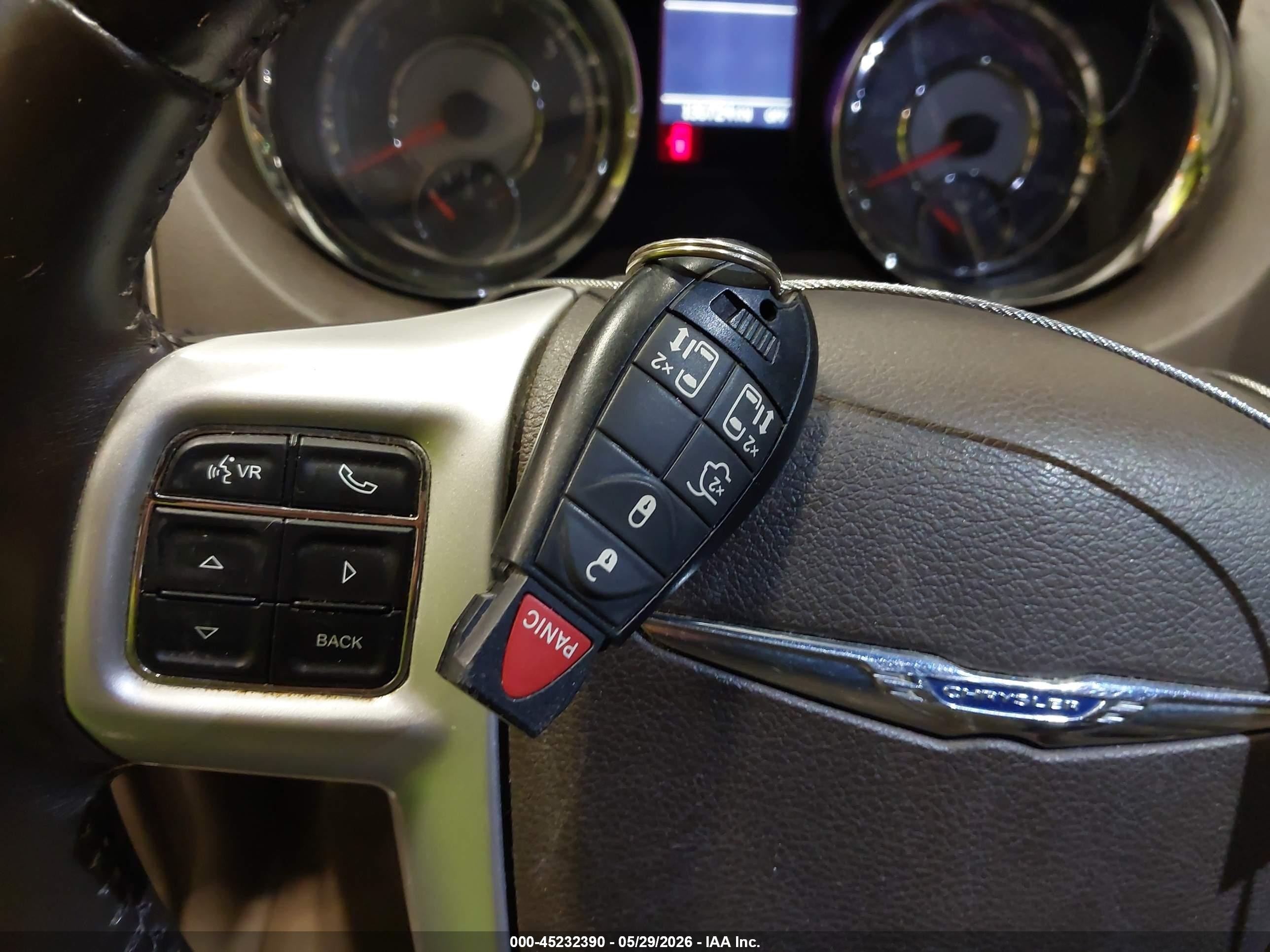2015 Chrysler Town & Country Touring Белый vin: 2C4RC1BG5FR563087