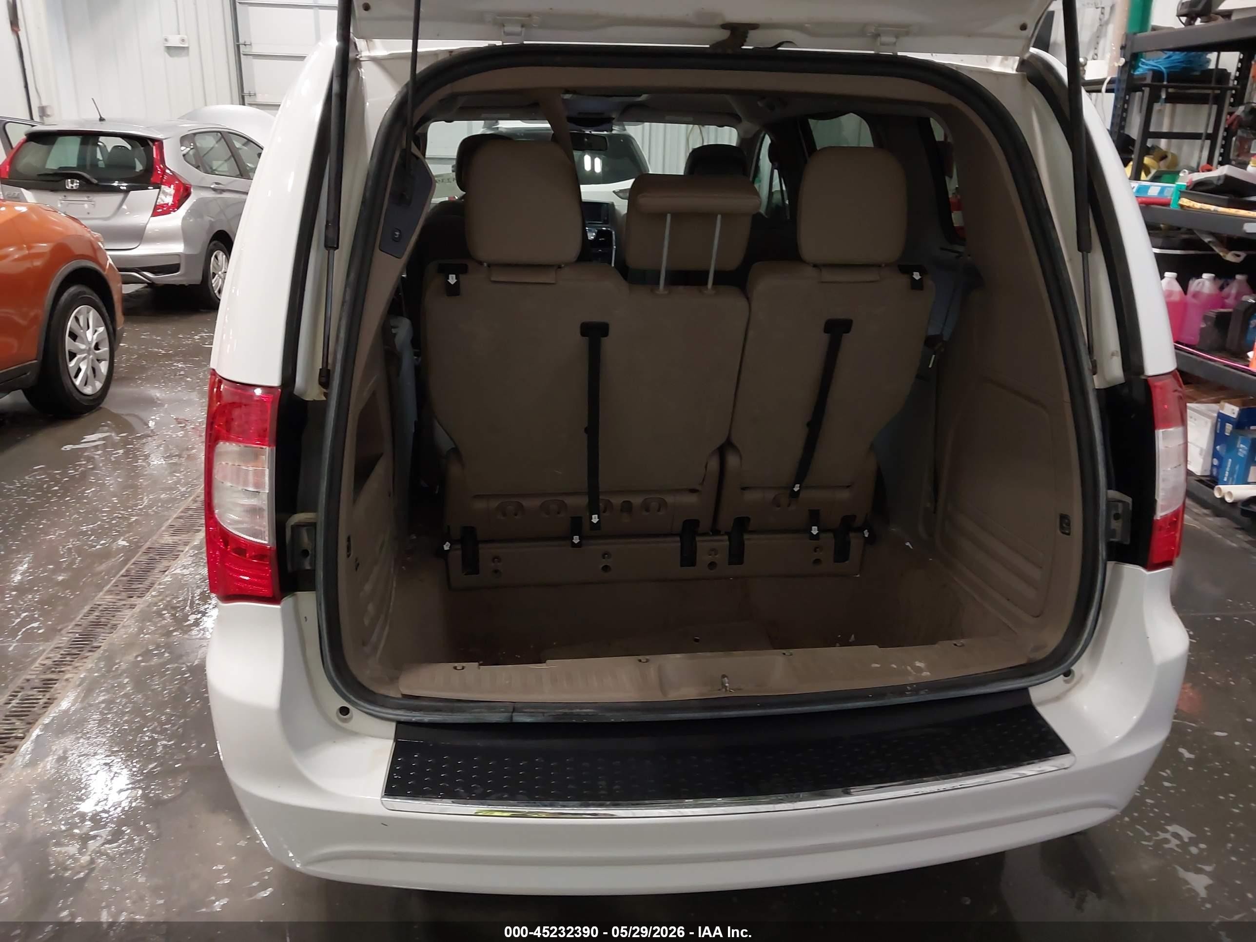 2015 Chrysler Town & Country Touring Белый vin: 2C4RC1BG5FR563087