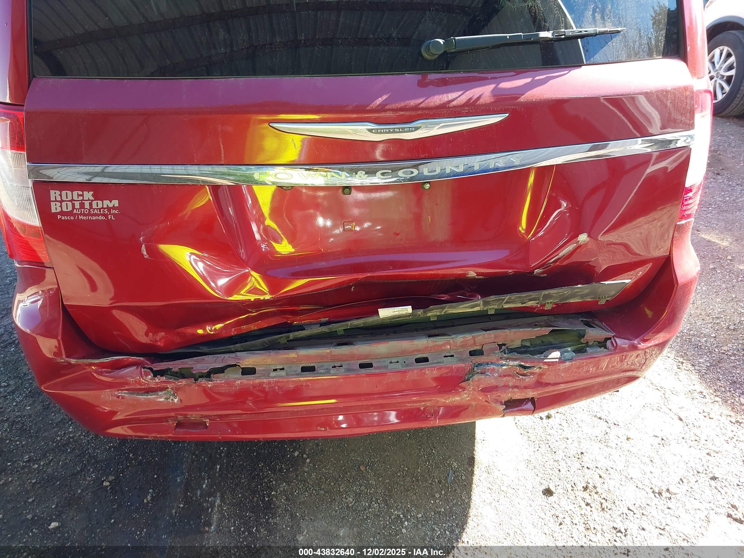2015 Chrysler Town & Country Touring Red vin: 2C4RC1BG5FR583176