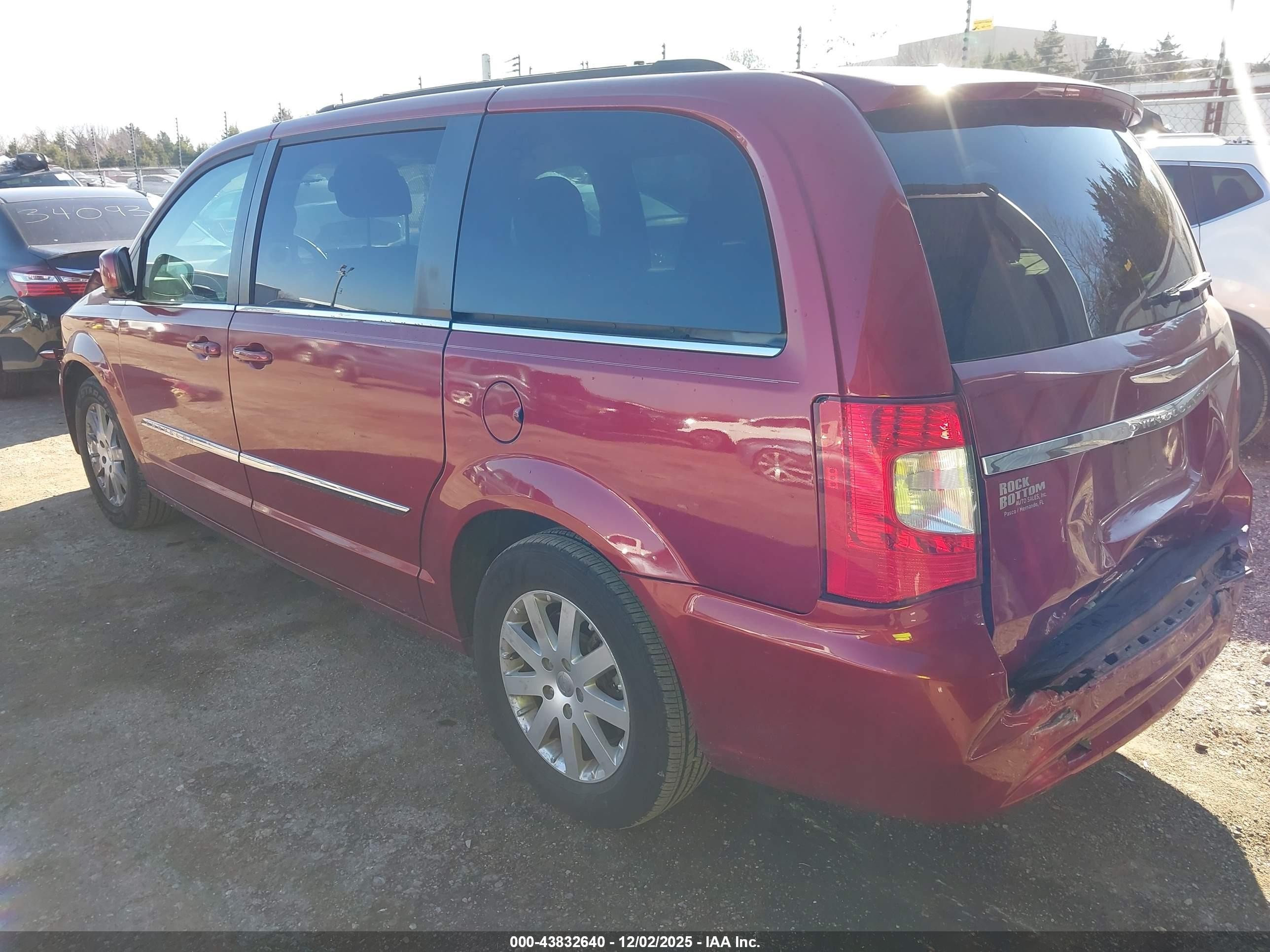 2015 Chrysler Town & Country Touring Red vin: 2C4RC1BG5FR583176