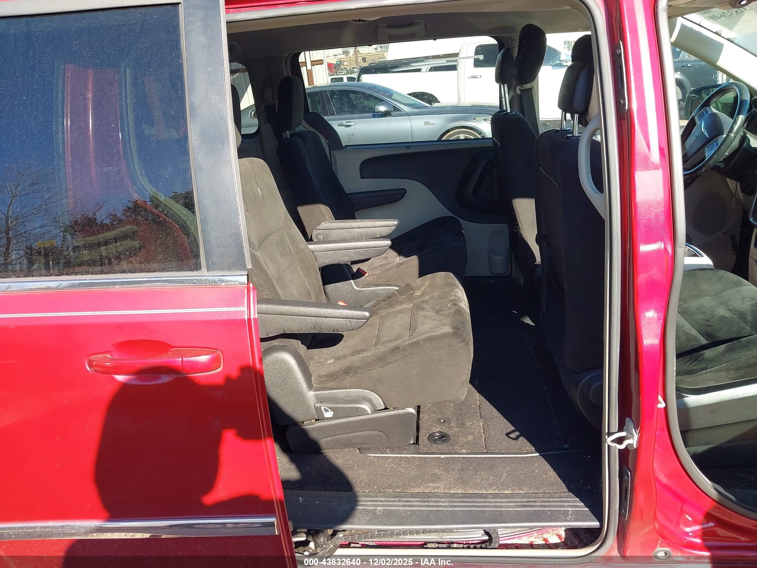 2015 Chrysler Town & Country Touring Red vin: 2C4RC1BG5FR583176