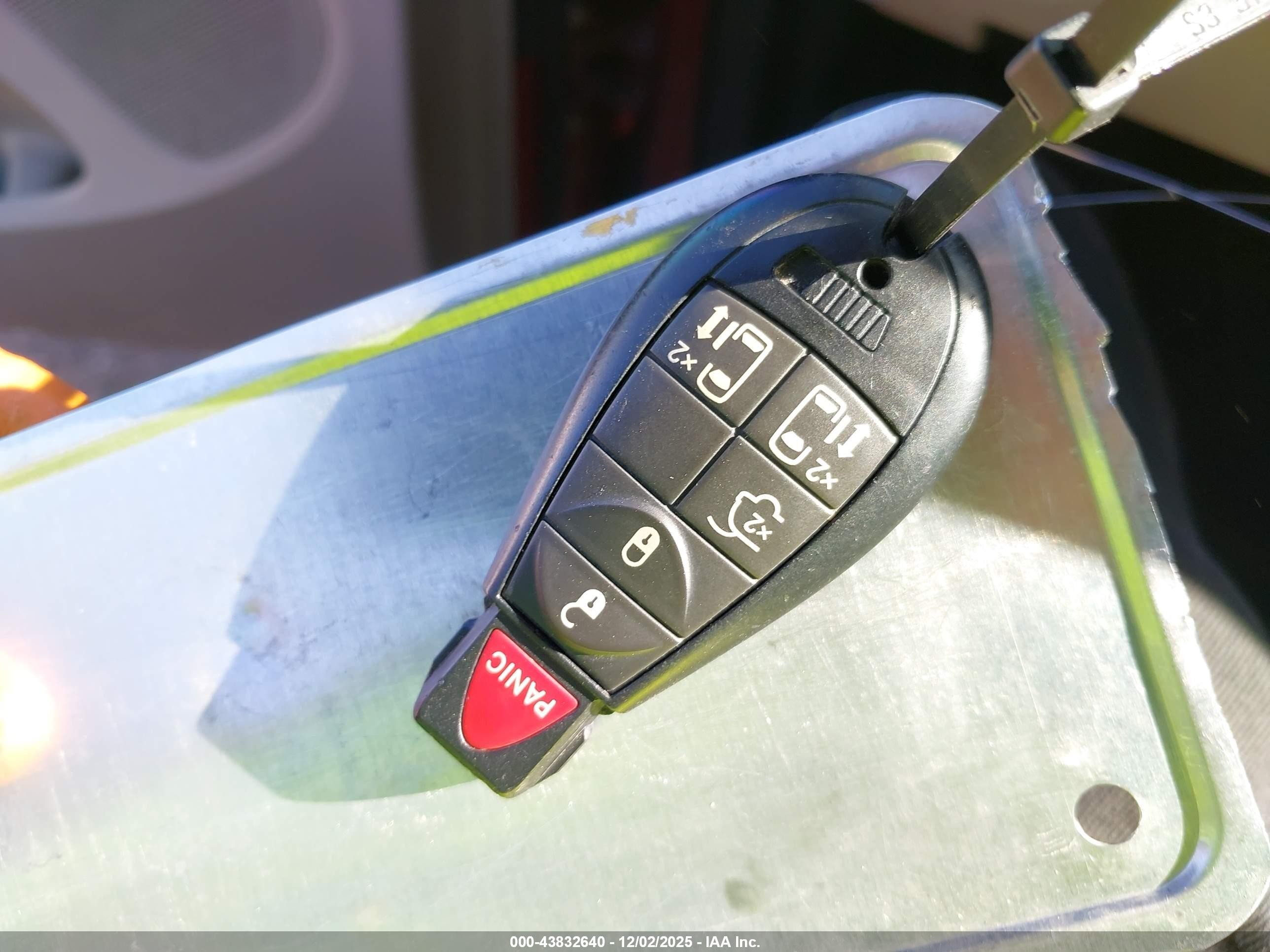 2015 Chrysler Town & Country Touring Red vin: 2C4RC1BG5FR583176