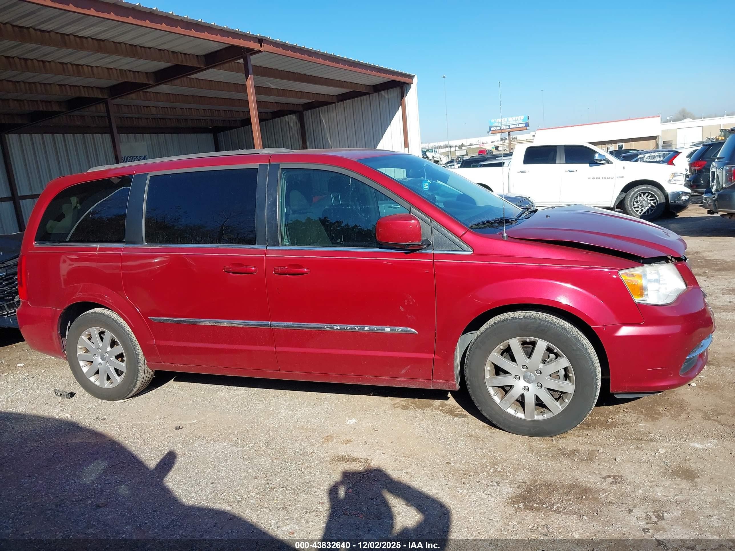 2015 Chrysler Town & Country Touring Red vin: 2C4RC1BG5FR583176