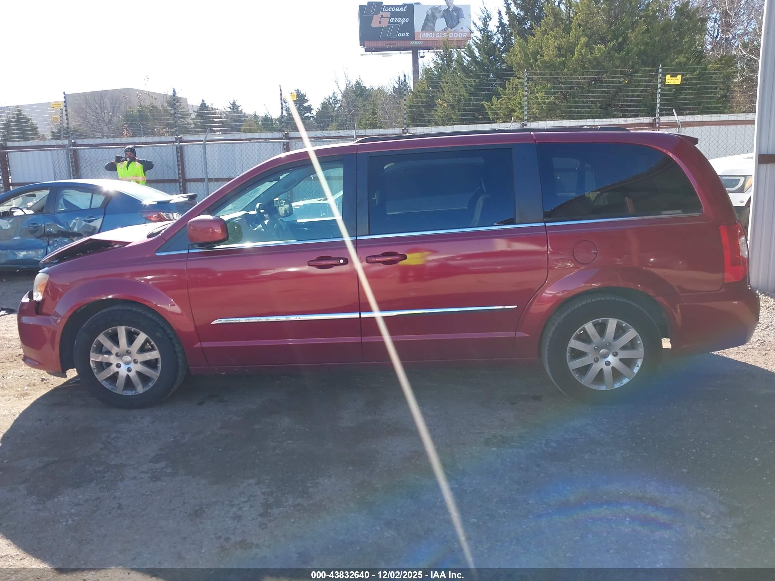 2015 Chrysler Town & Country Touring Red vin: 2C4RC1BG5FR583176
