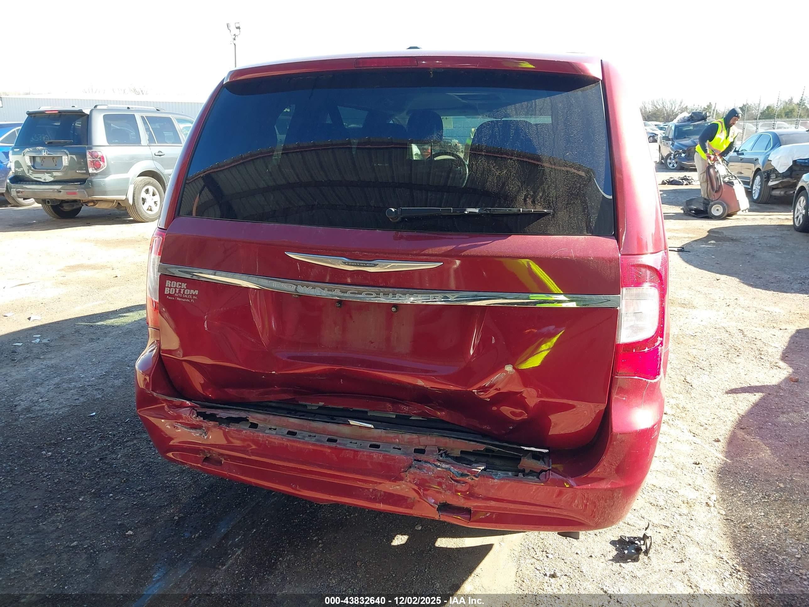 2015 Chrysler Town & Country Touring Red vin: 2C4RC1BG5FR583176