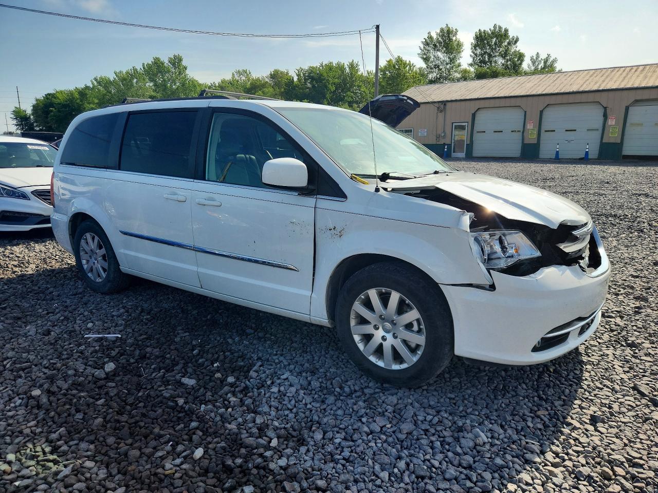 2015 Chrysler Town & Country Touring White vin: 2C4RC1BG5FR588894