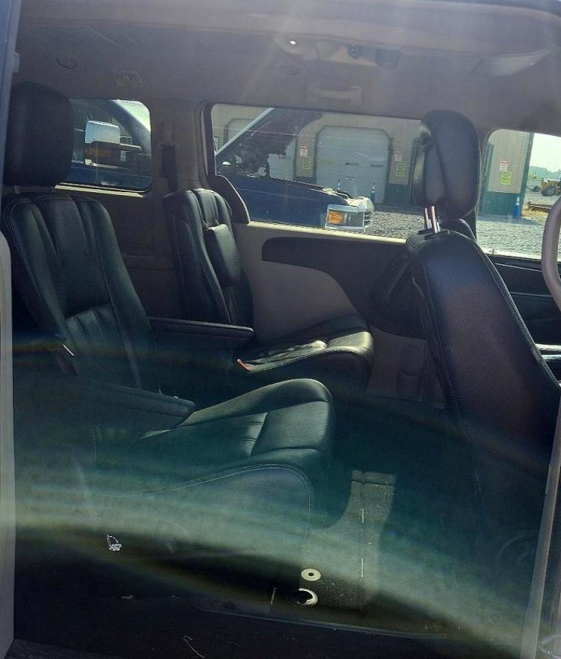 2015 Chrysler Town & Country Touring White vin: 2C4RC1BG5FR588894